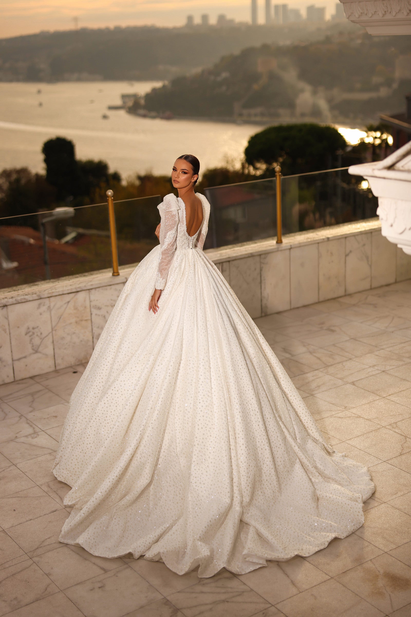 Robe de mariée Lady Di Bride 1502 – Princesse en tulle scintillant brodé et manches longues épaulés