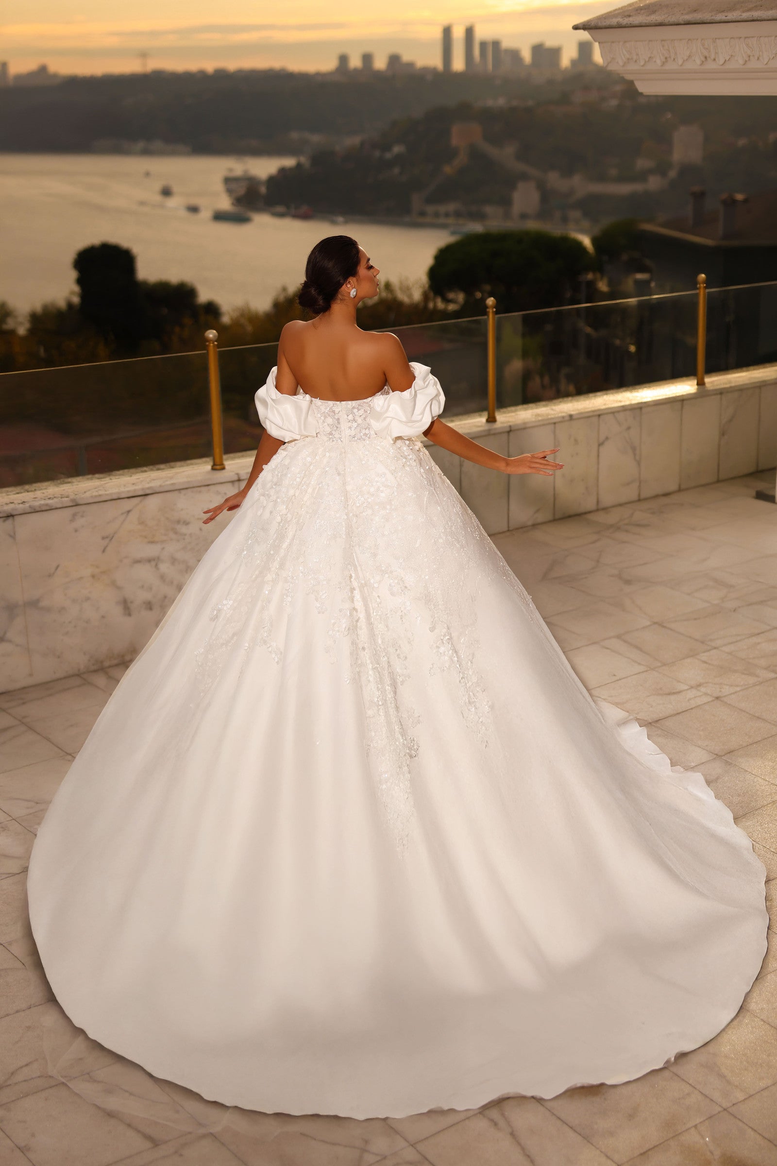 Lady Di Bride 1503 Hochzeitskleid – Prinzessinnenkleid aus Satinspitze mit geprägten Verzierungen, schulterfreie Puffärmel