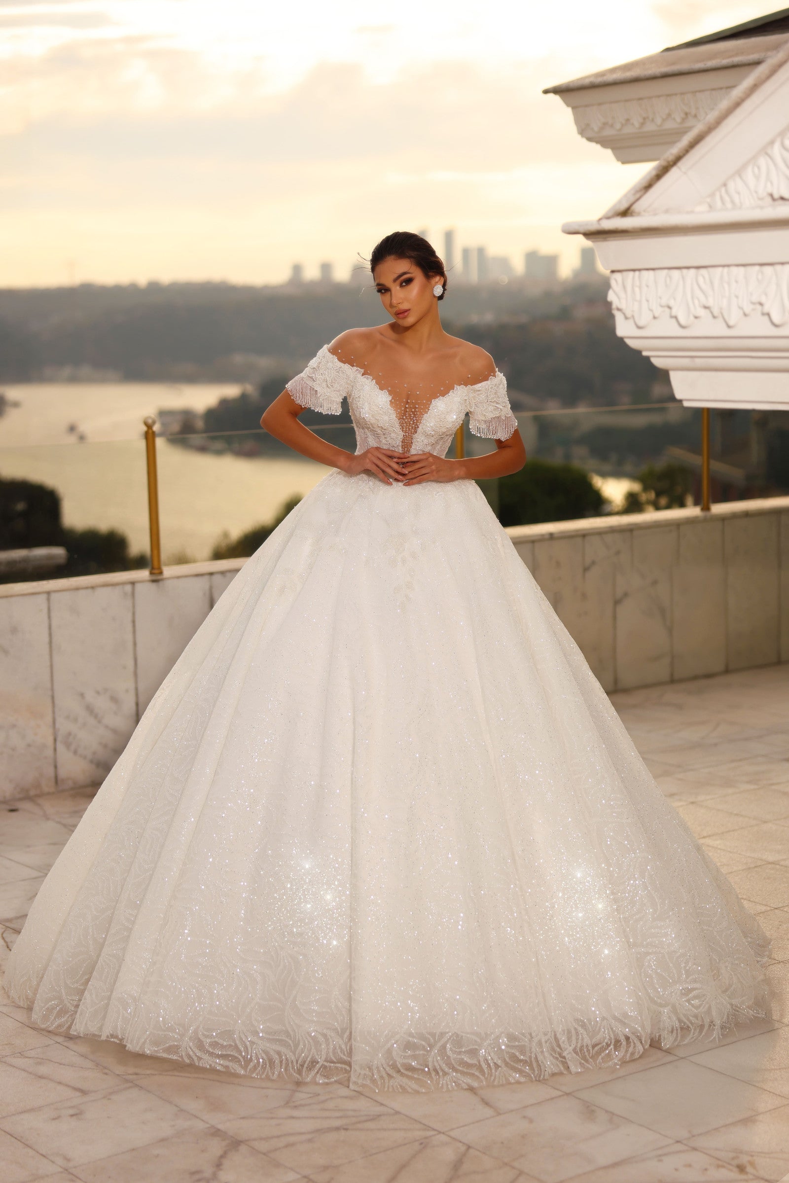 Robe de mariée Lady Di Bride 1505 – Princesse scintillante en dentelle et tulle, col bateau