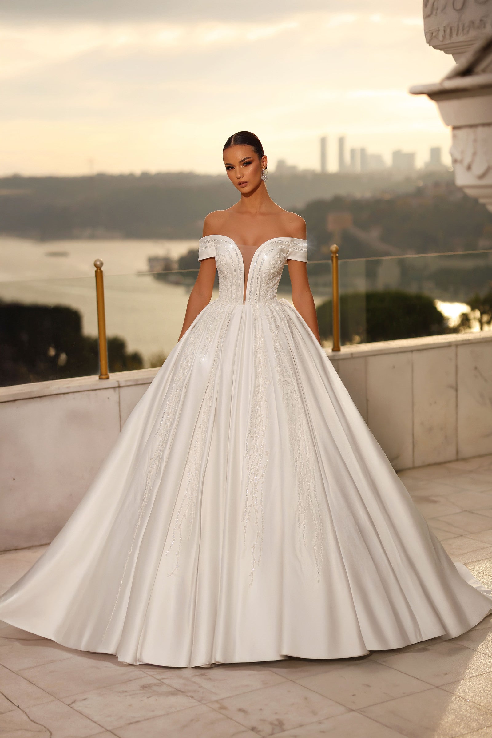 Robe de mariée Lady Di Bride 1506 – Princesse satinée, col bateau, dentelle perlée