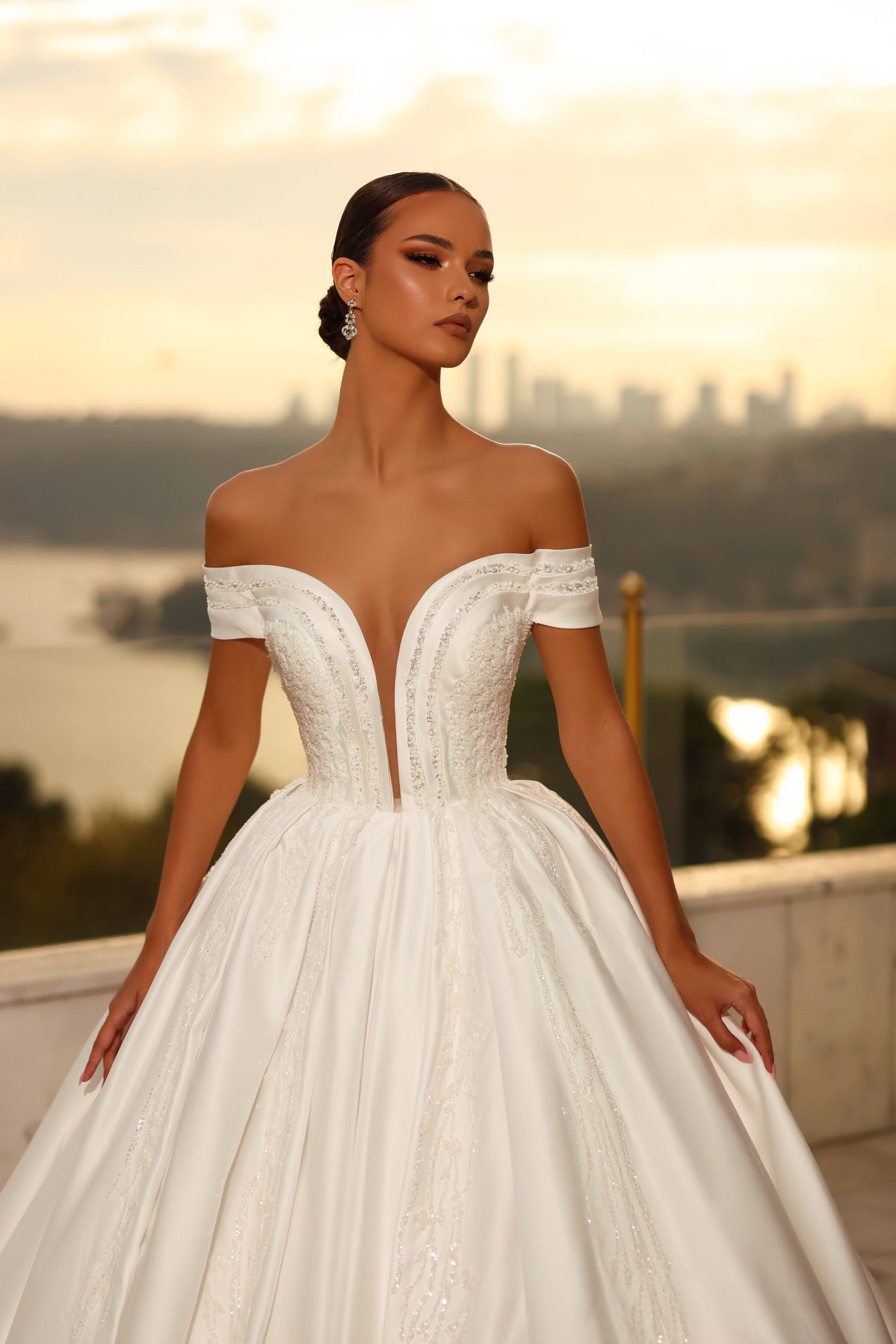 Robe de mariée Lady Di Bride 1506 – Princesse satinée, col bateau, dentelle perlée