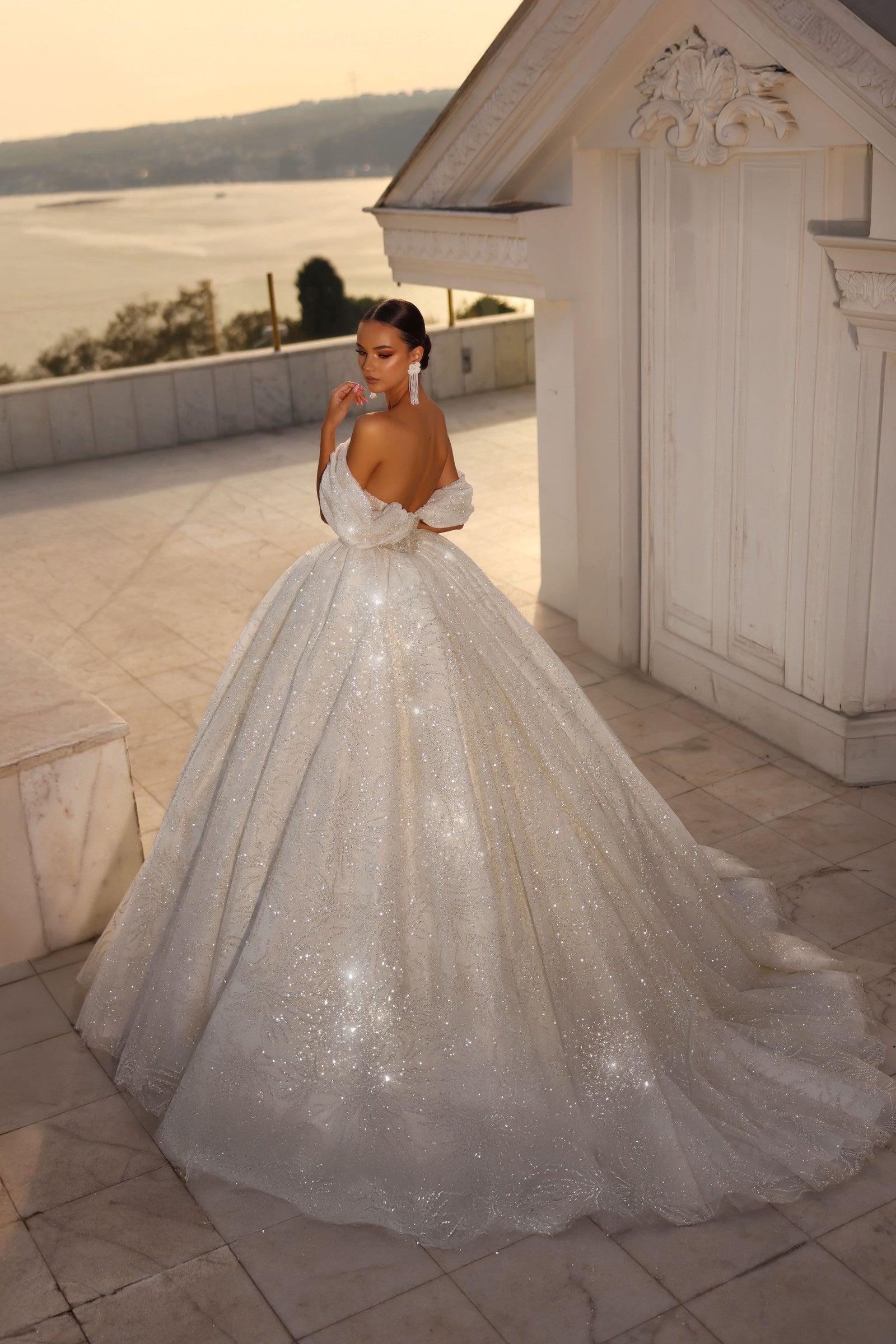 Robe de mariée Lady Di Bride 1507 – Princesse bustier en pointe scintillant, manches tombantes amovibles