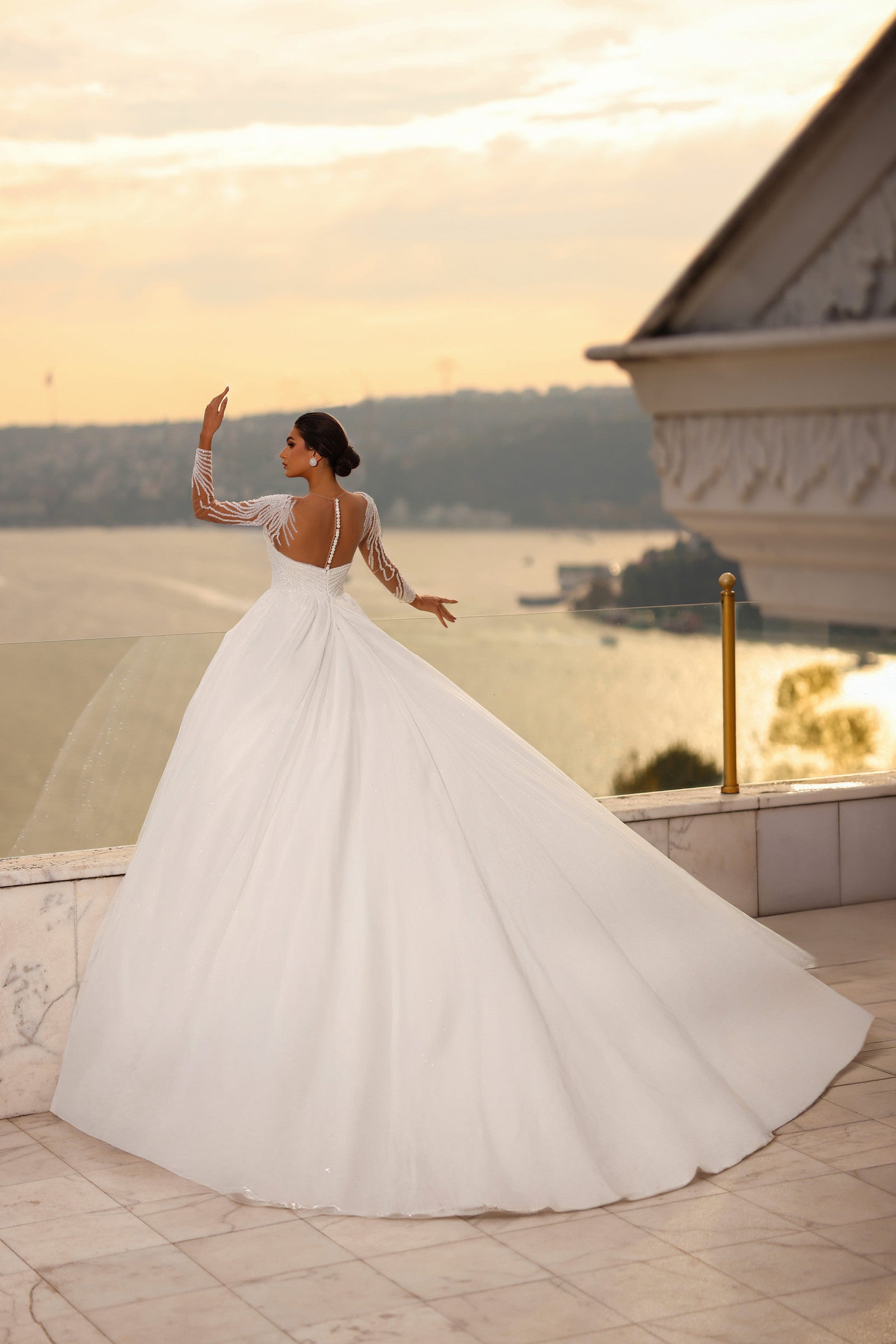 Robe de mariée Lady Di Bride 1509 – Princesse, manches longues, scintillante et perlée