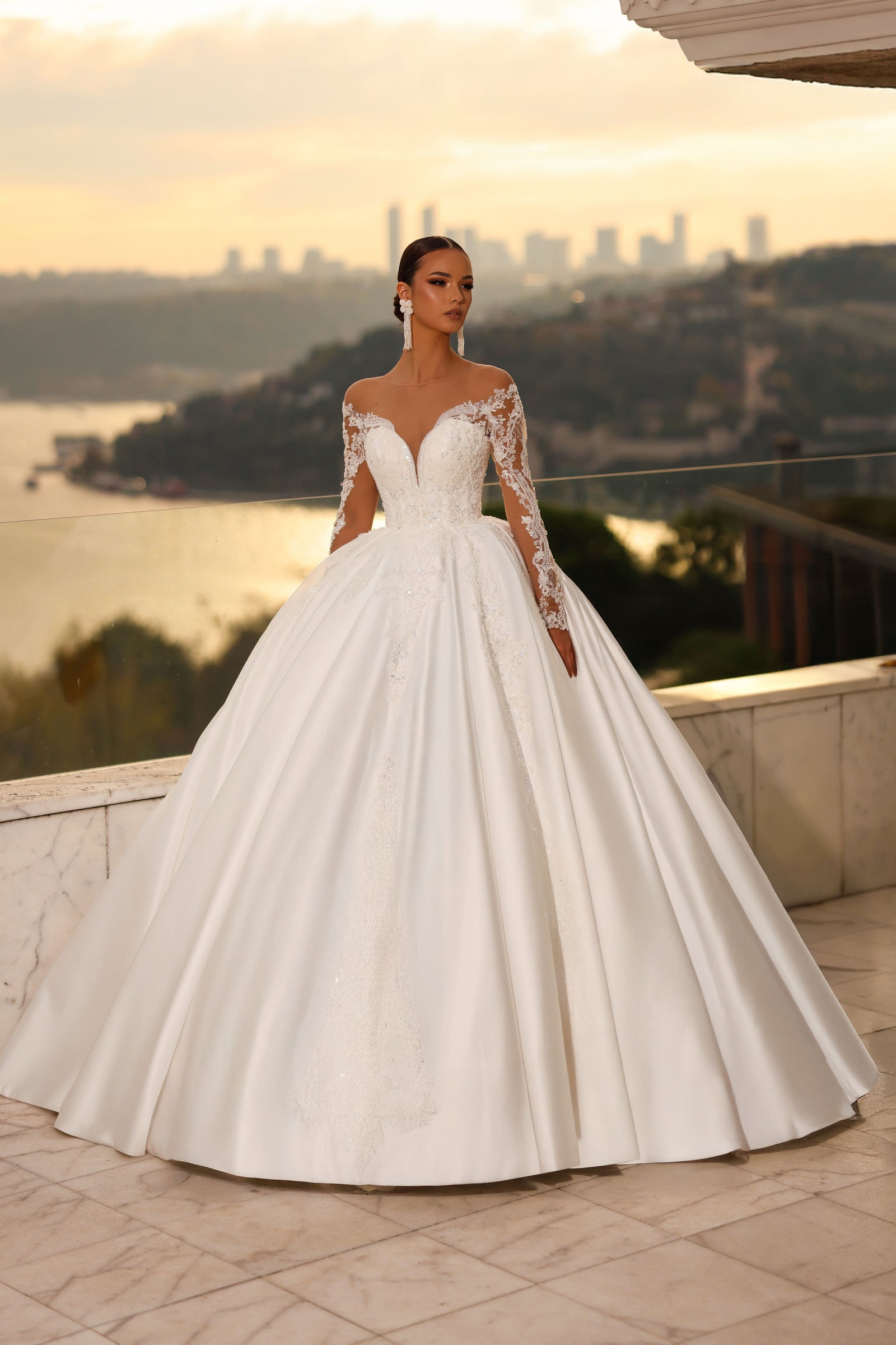 Robe de mariée Lady Di Bride 1510 – Princesse satinée & manches longue dentelle col bateau