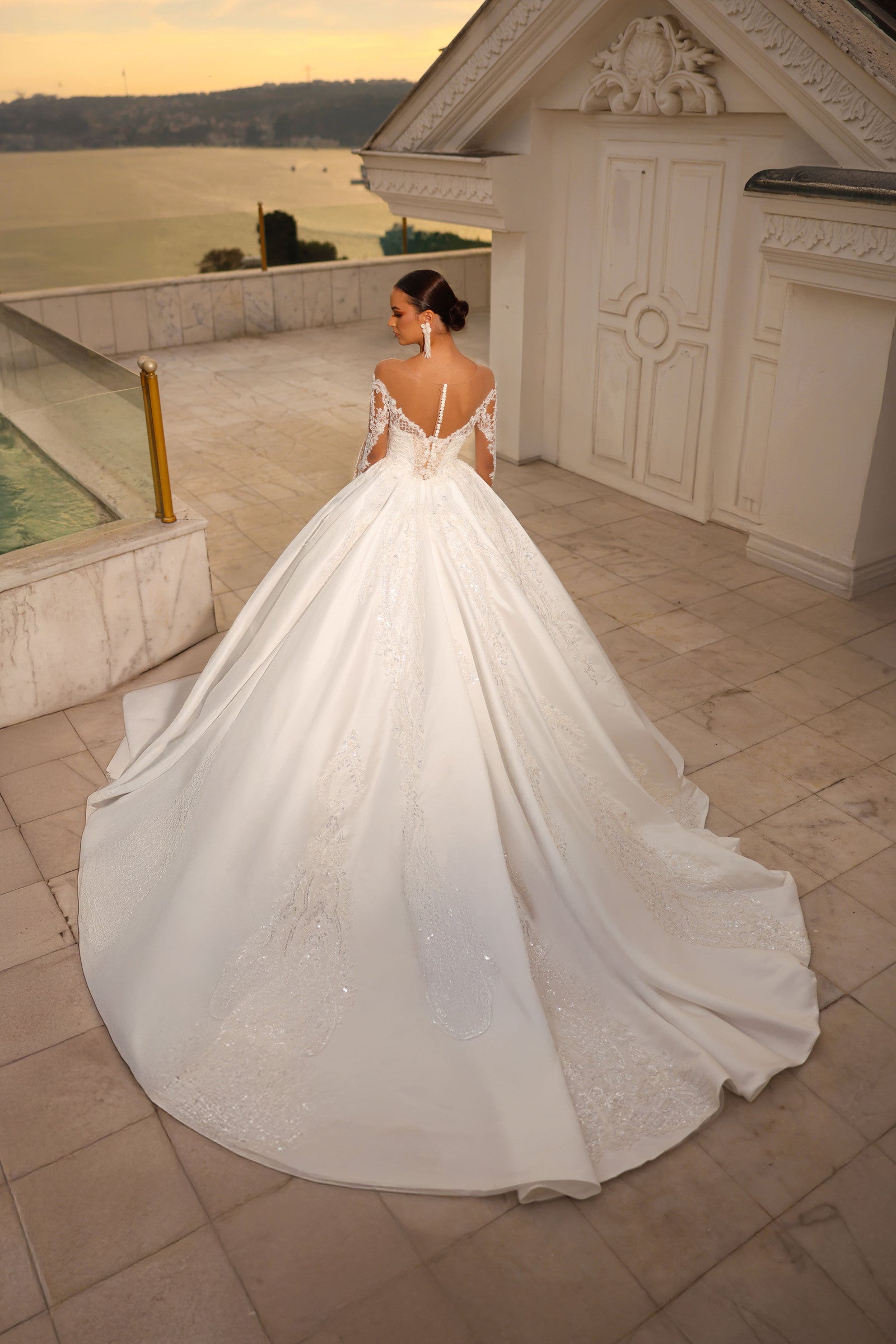 Robe de mariée Lady Di Bride 1510 – Princesse satinée & manches longue dentelle col bateau