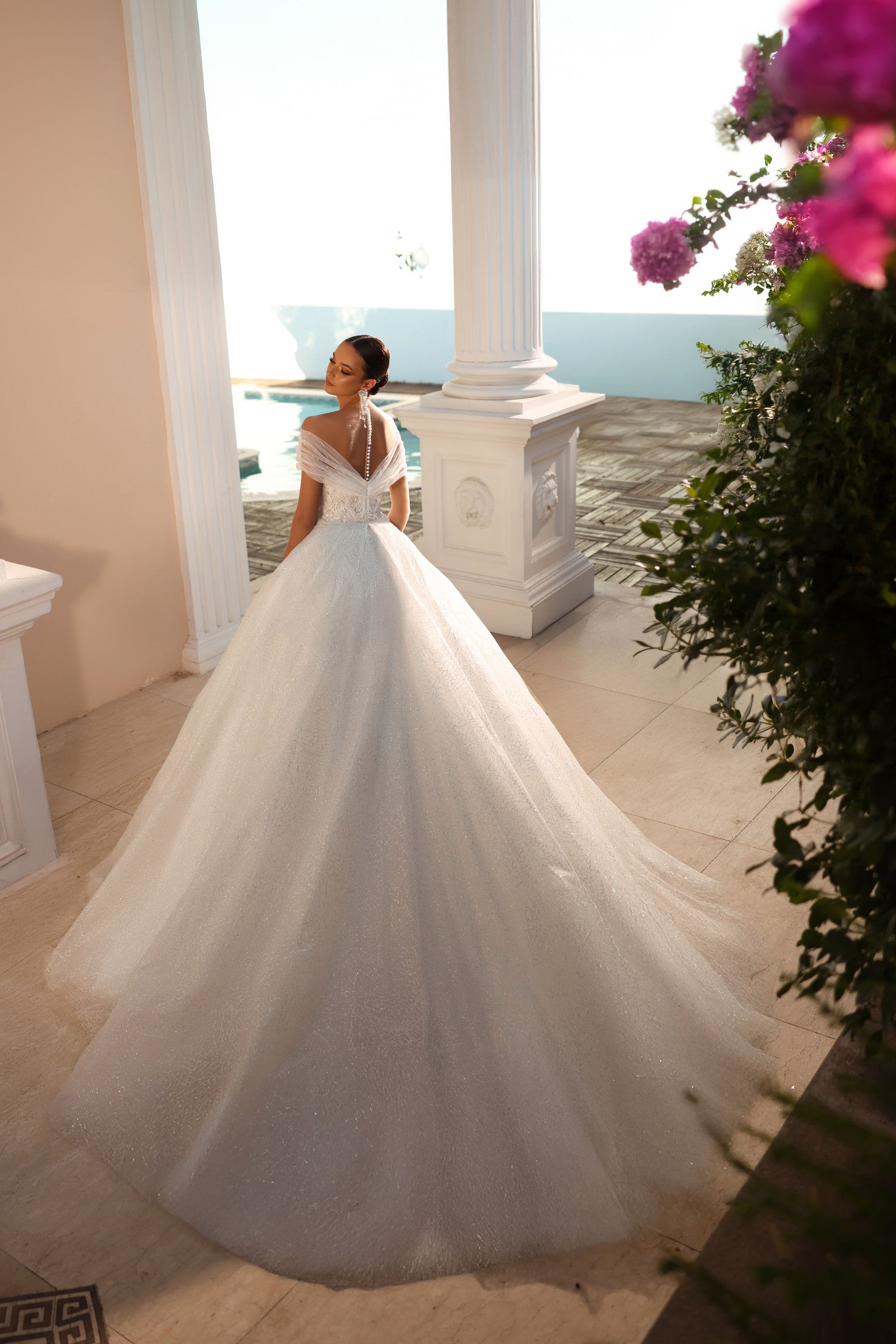 Brautkleid Lady Di Bride 1511 – Funkelndes Prinzessinnenkleid mit U-Boot-Ausschnitt und Perlenstickerei