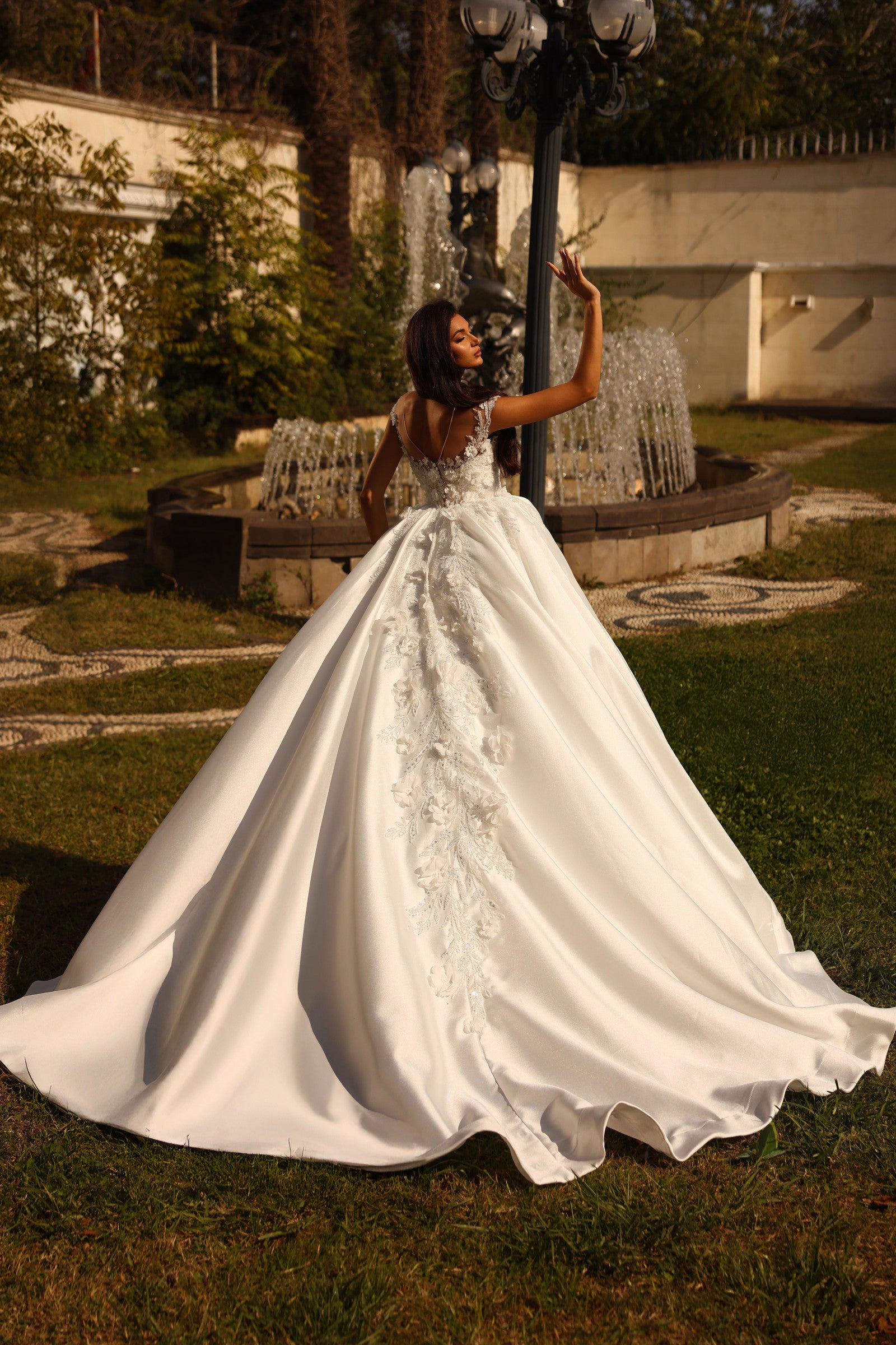 Robe de mariée Lady Di Bride 1521 – Princesse volumineuse satinée avec broderies 3D