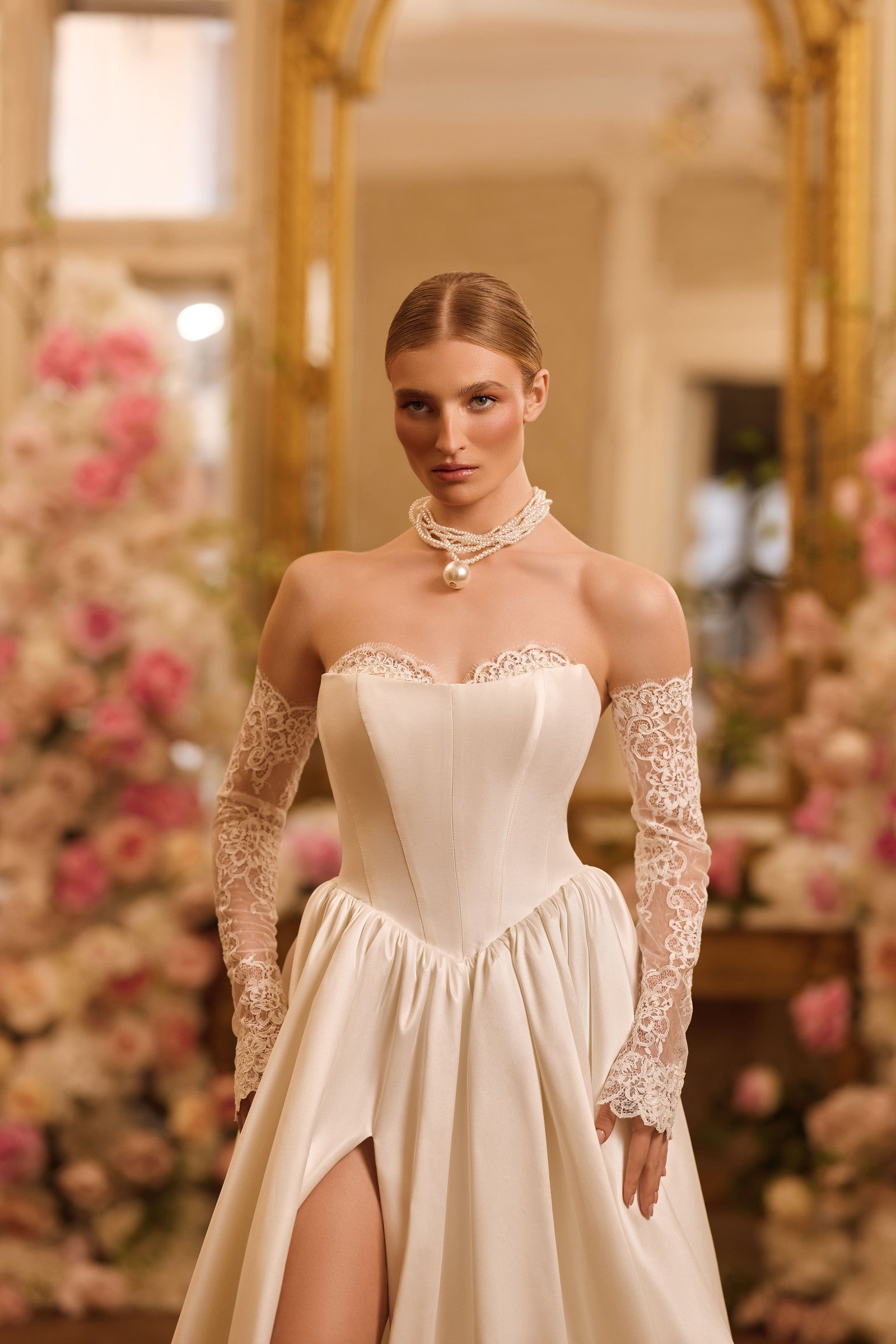 Robe de mariée Lady Di Bride 1604 – Bustier satin avec manches longues amovibles et fine dentelle