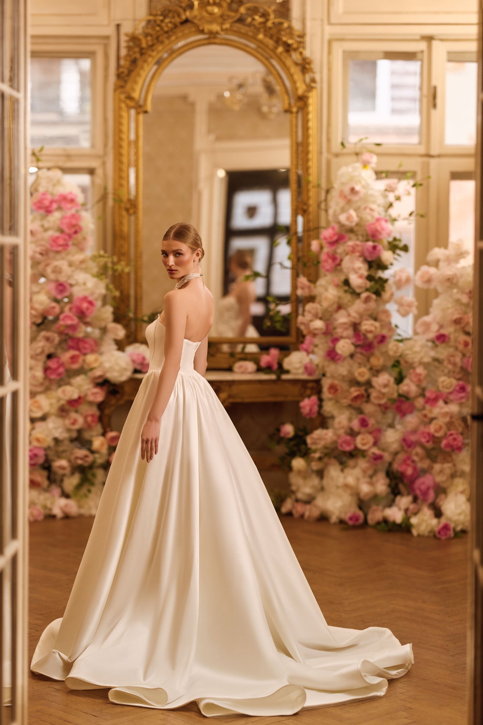 Brautkleid Lady Di Bride 1604 – Satin-Oberteil mit abnehmbaren langen Ärmeln und zarter Spitze