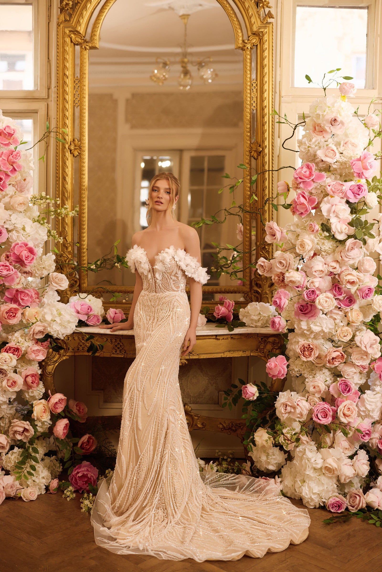 Robe de mariée Lady Di Bride 1606 – Coupe fourreau sirène florale, brillance et glamour