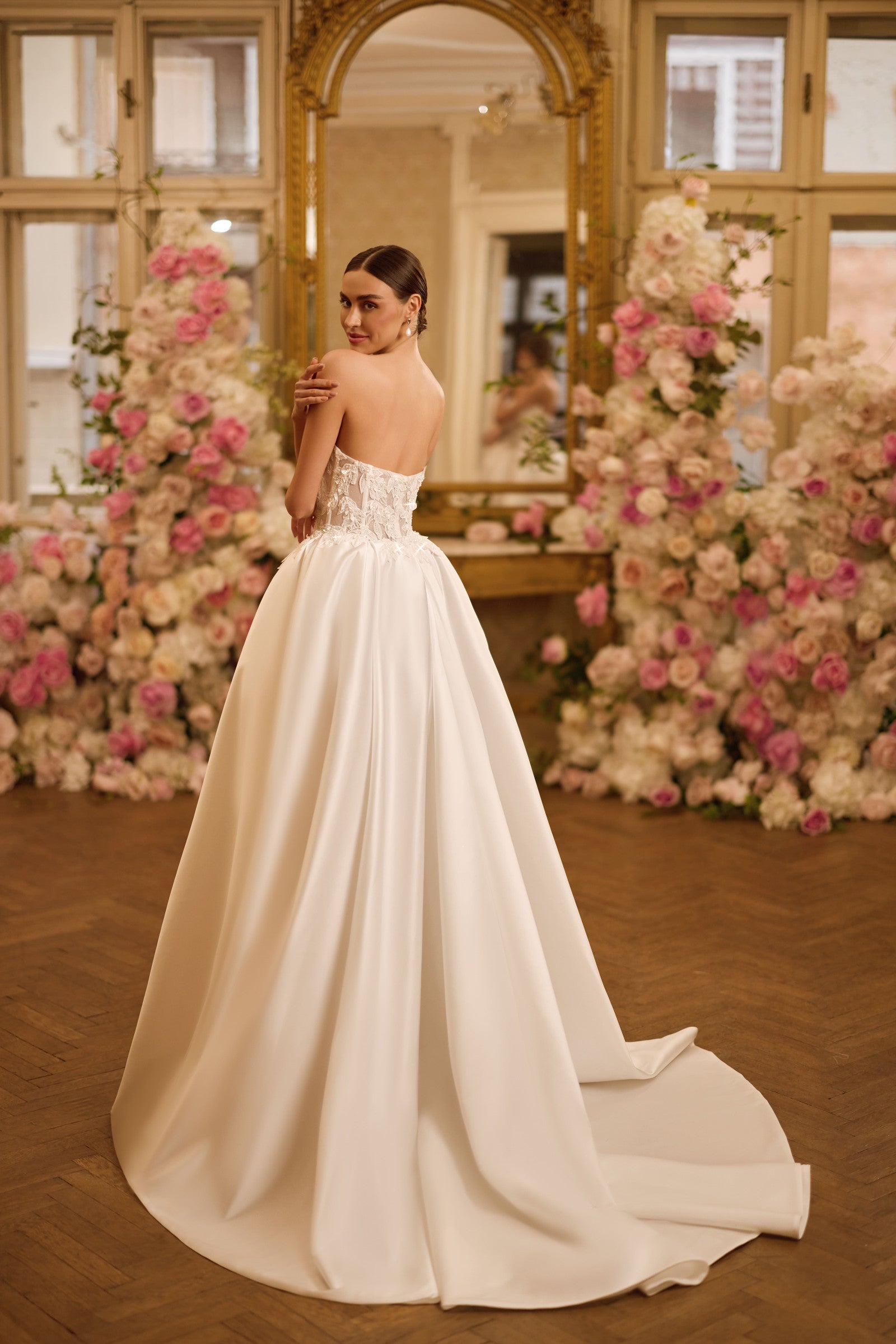 Brautkleid Lady Di Bride 1607 – Bustier aus Duchess-Satin mit spitzem Ausschnitt, abnehmbaren Trägern und glamourösem Schlitz