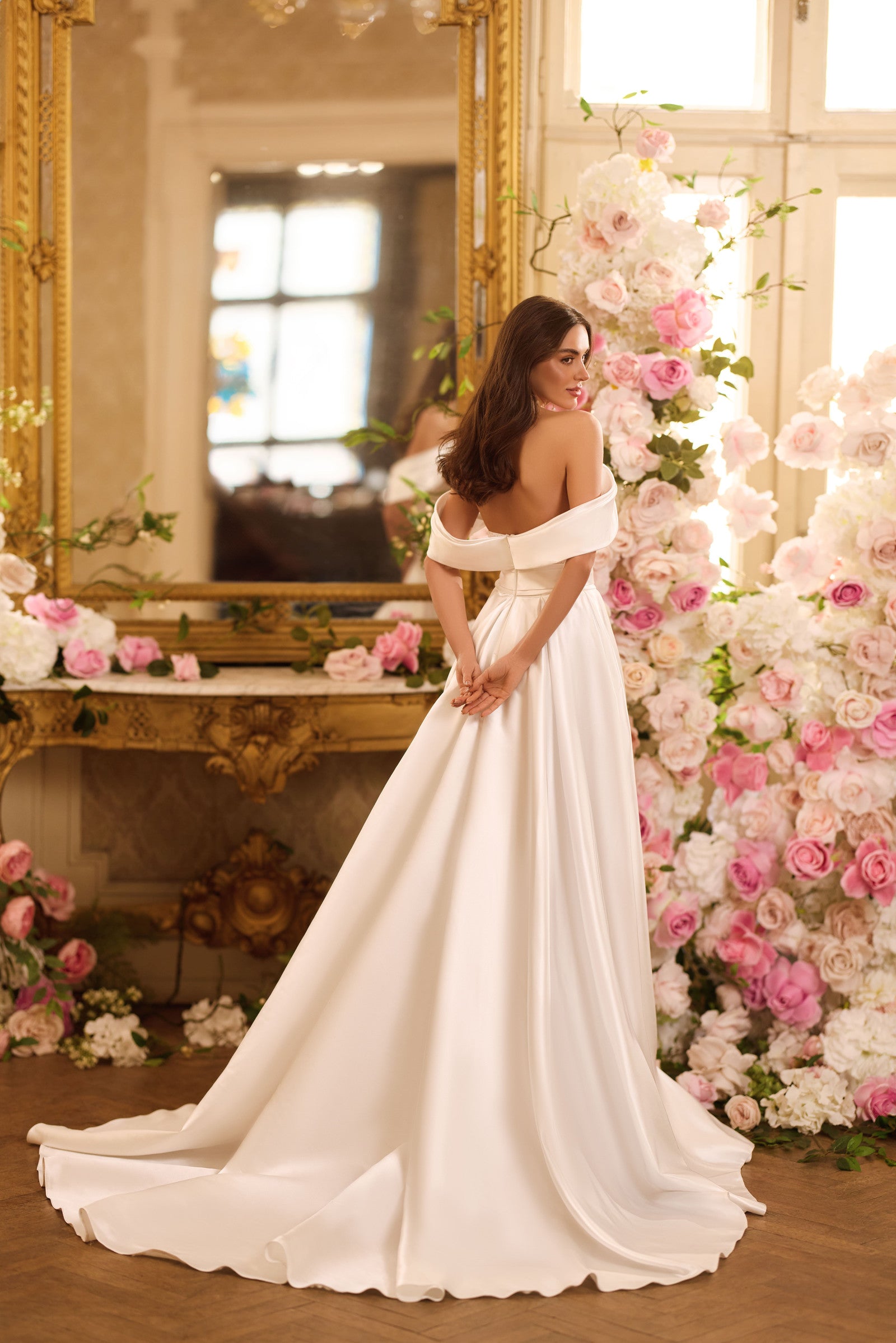 Robe de mariée Lady Di Bride 1609 – A-line en satin, col bateau, bretelles tombantes, dentelle