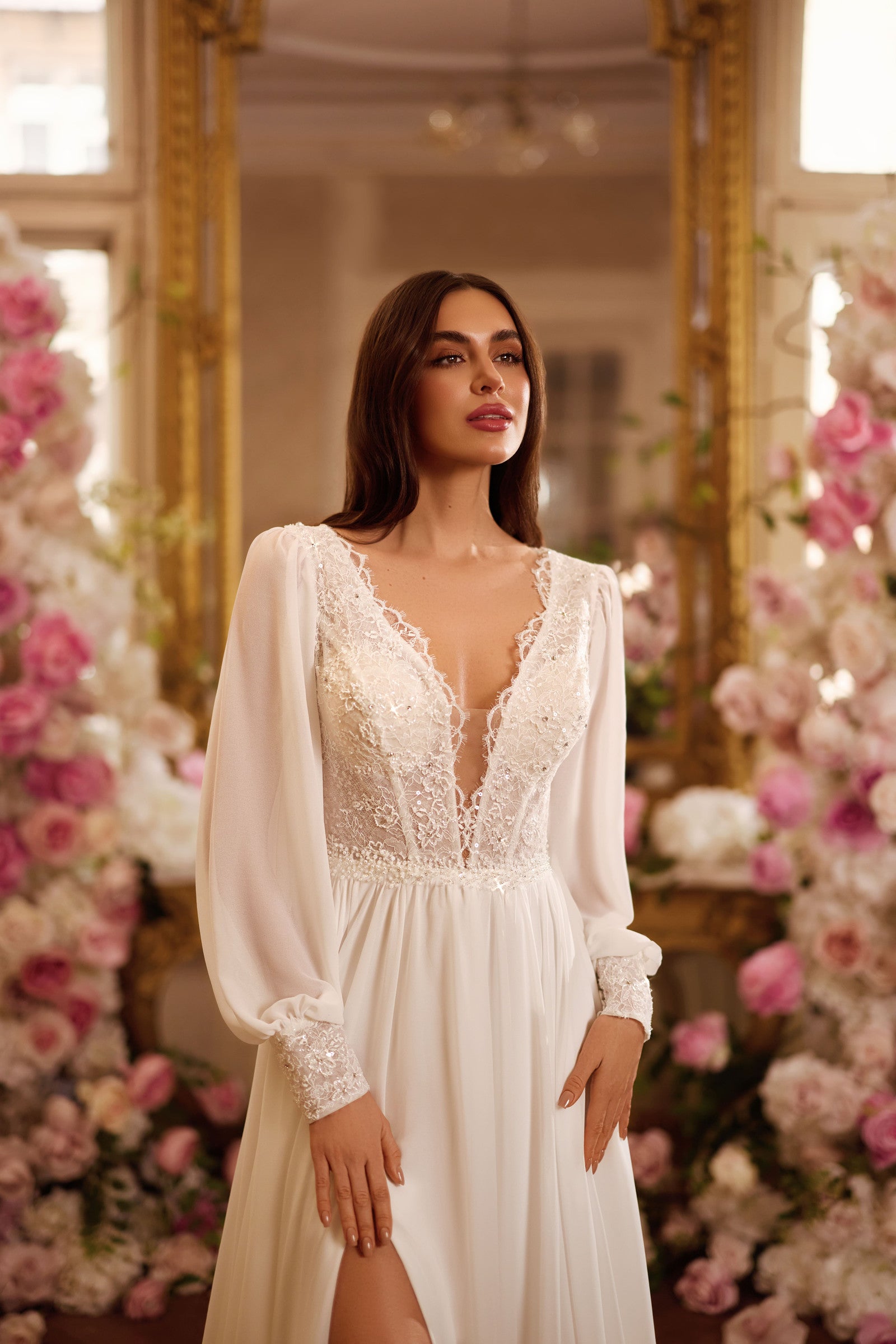 Robe de mariée Lady Di Bride 1611 – Mousseline, bohême avec manches longues, fente, dentelle