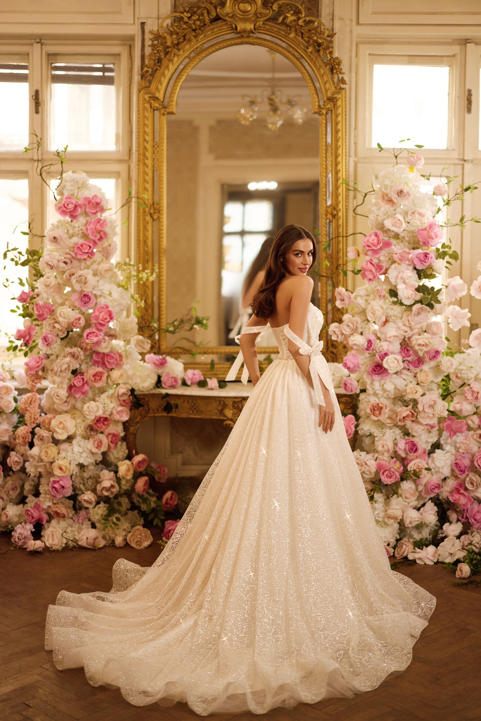 Robe de mariée Lady Di Bride 1614 – dentelle scintillant avec fente glamour col bateau