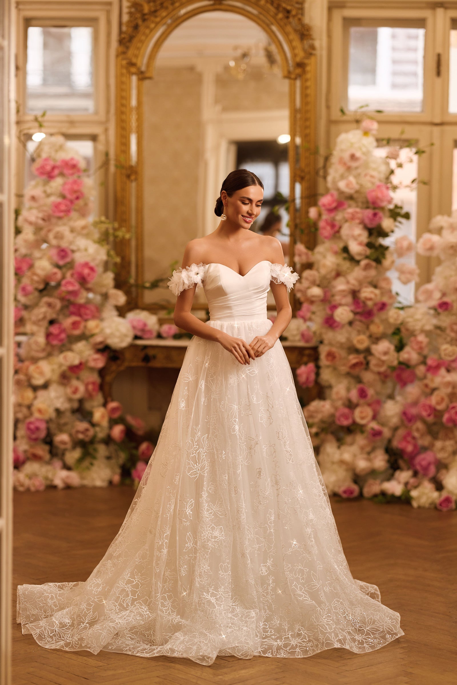 Robe de mariée Lady Di Bride 1616 – Dentelle florale col bateau en organza et manches tombantes