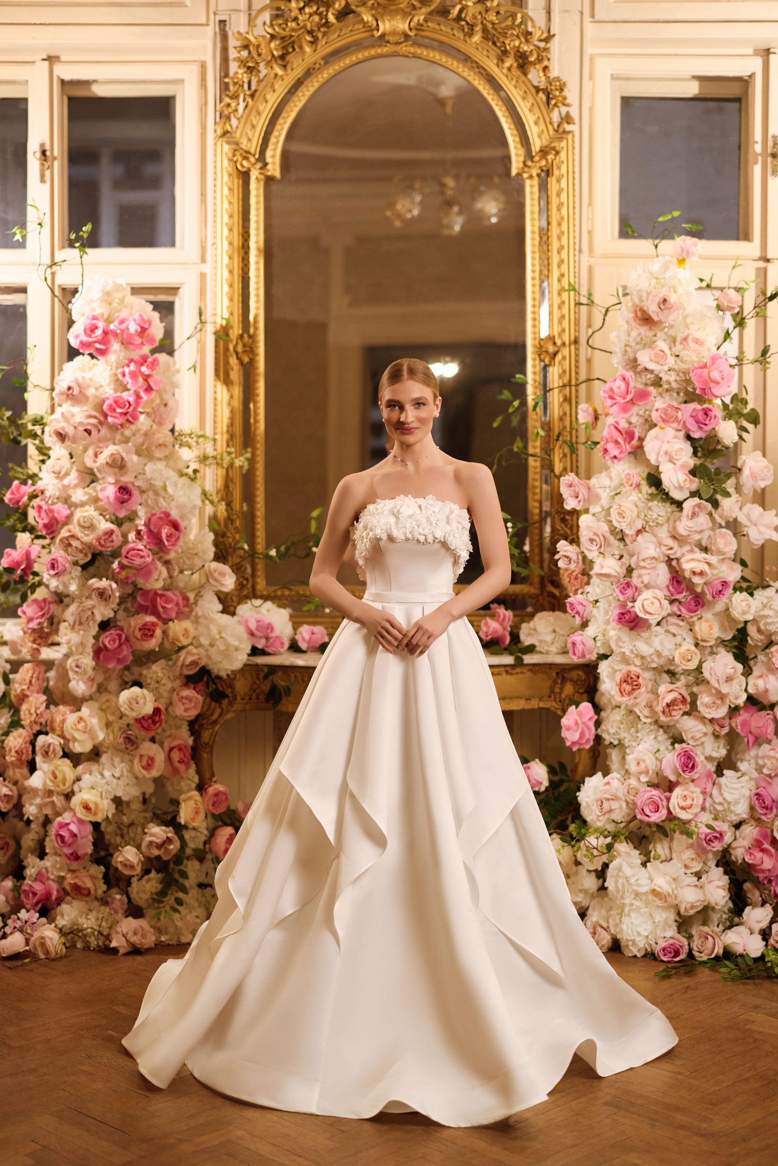 Robe de mariée Lady Di Bride 1618 – Bustier fleuri et jupe en satin destructurée