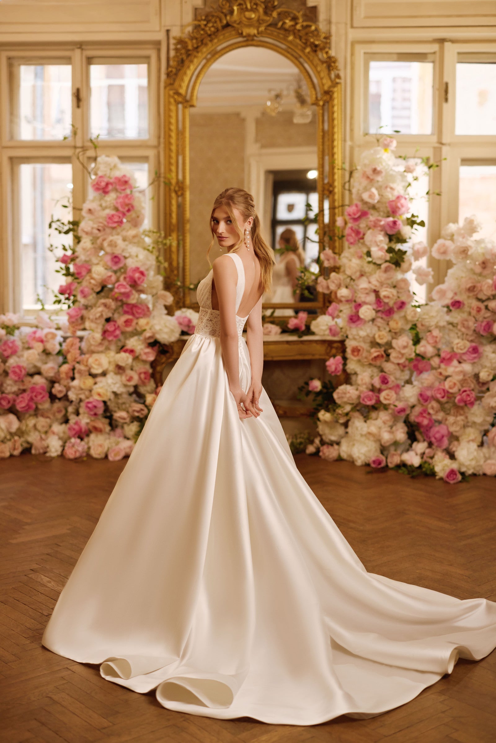 Robe de mariée Lady Di Bride 1620 – Corsage en dentelle et jupe en satin fendue