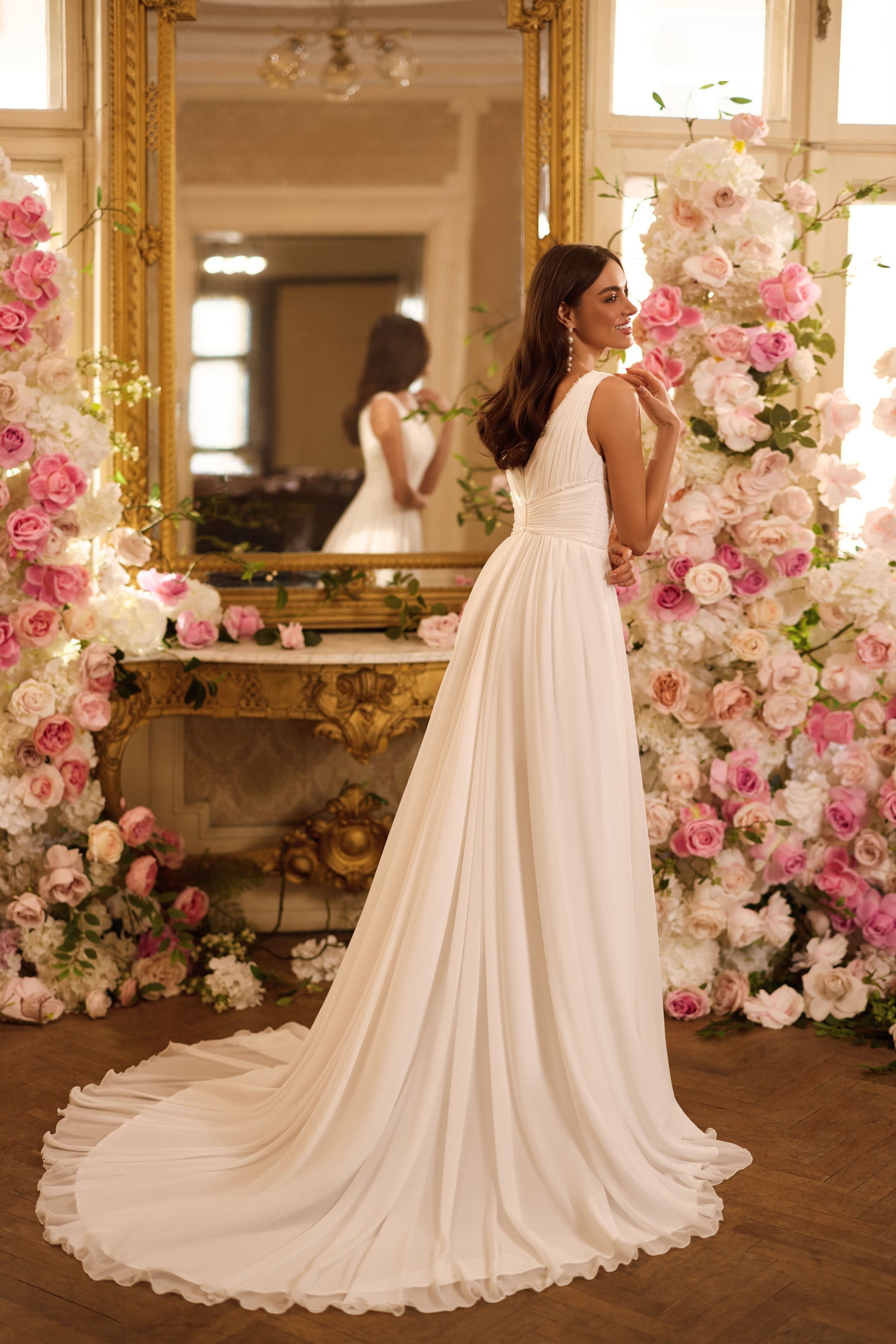 Robe de mariée Lady Di Bride 1626 – Décolleté en V et jupe fluide minimaliste