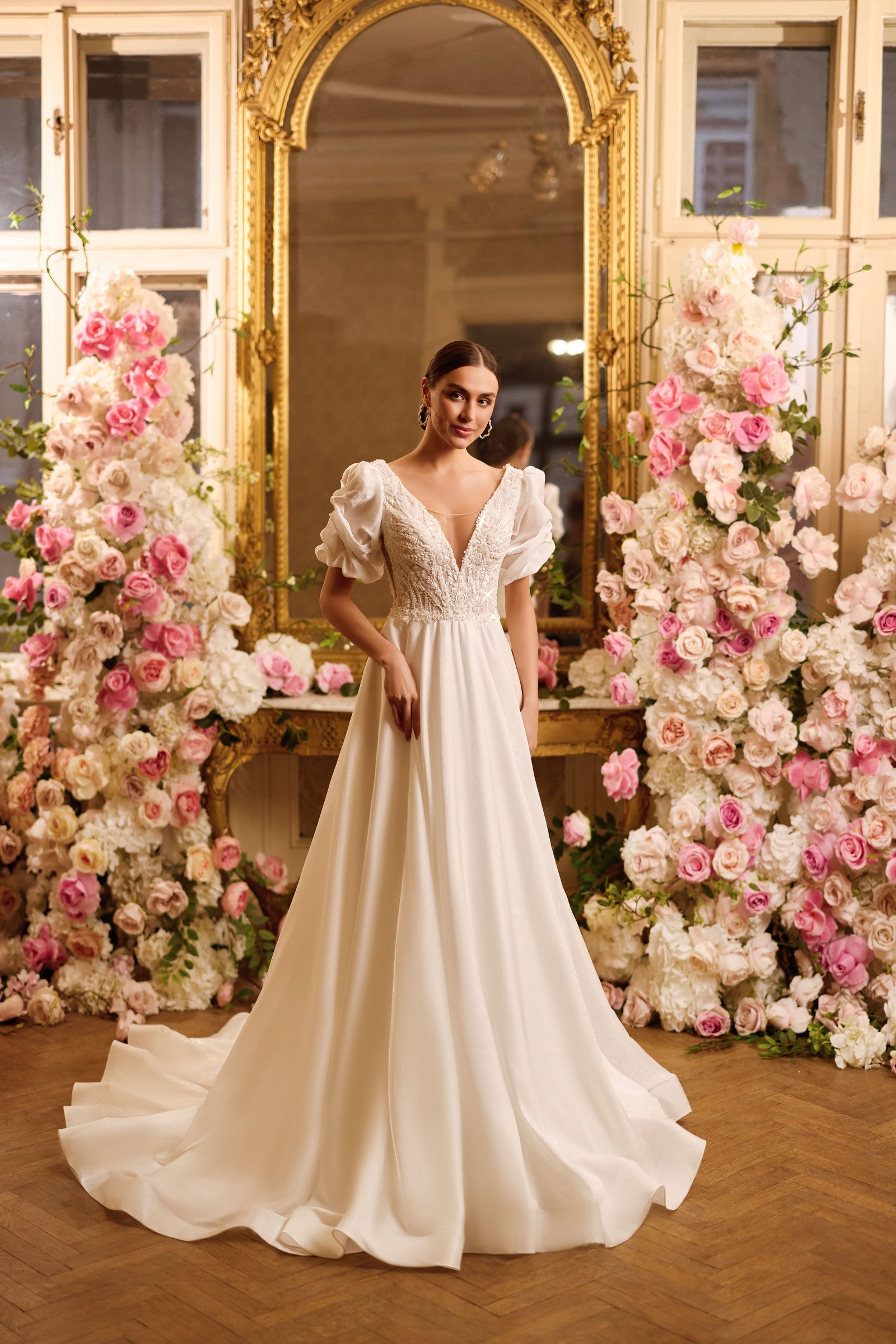 Robe de mariée Lady Di Bride 1631 – Fluide en dentelle avec manches bouffantes et décolleté en V