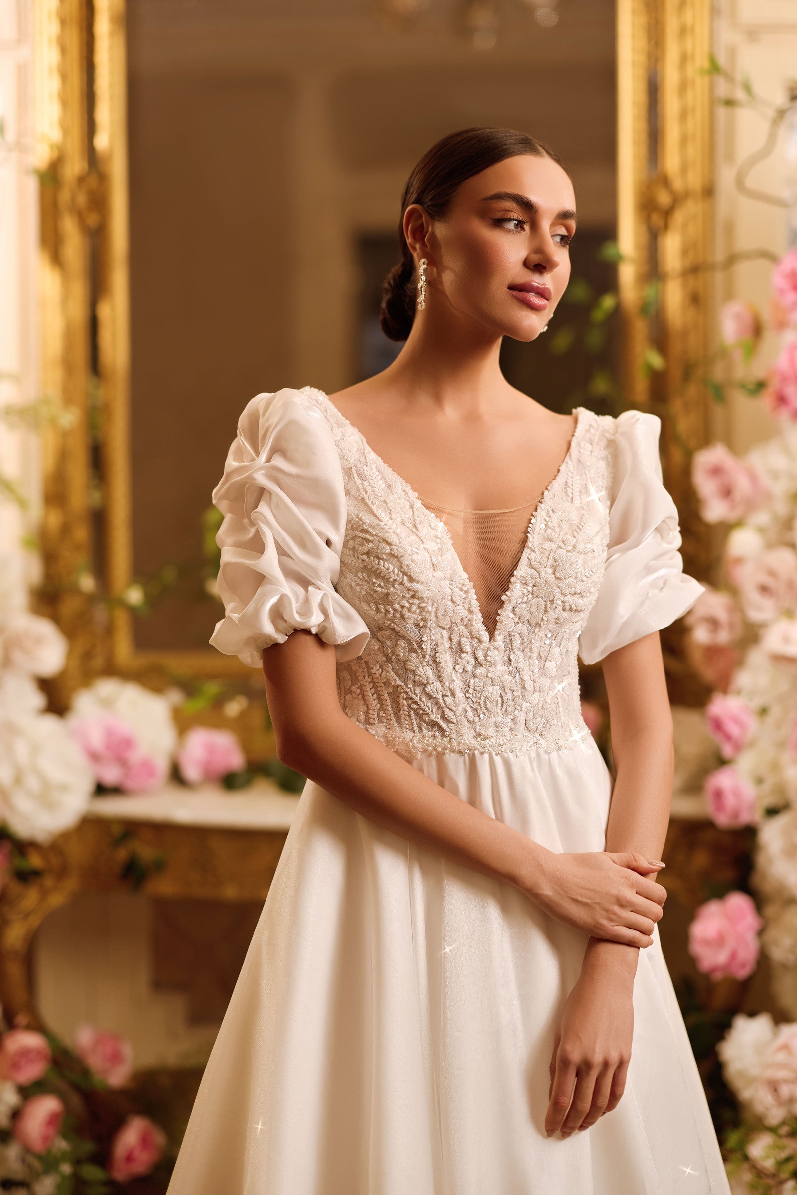 Robe de mariée Lady Di Bride 1631 – Fluide en dentelle avec manches bouffantes et décolleté en V