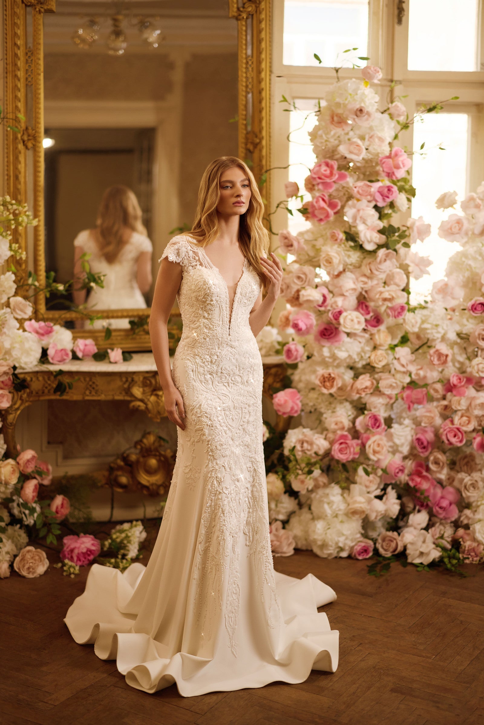 Robe de mariée Lady Di Bride 1634 – Fourreau en dentelle brodée, décolleté profond