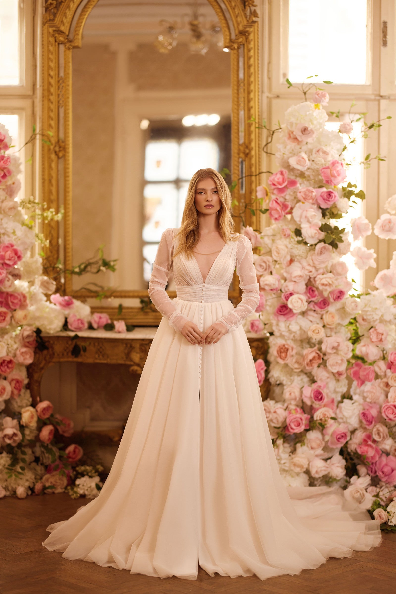 Robe de mariée Lady Di Bride 1636 – Fluide en tulle, manches longues et décolleté en V