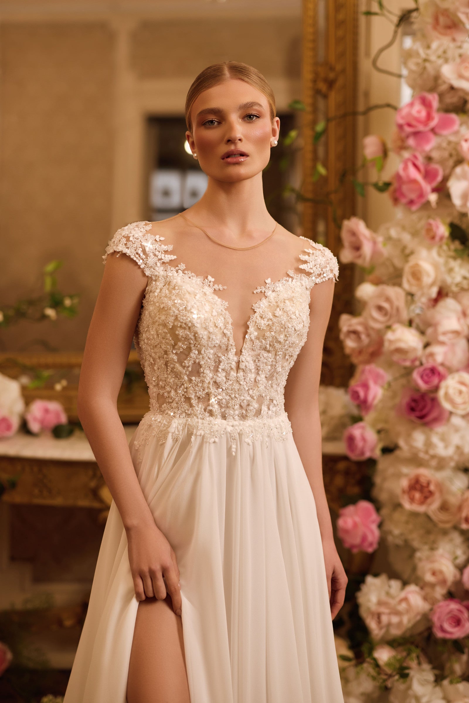 Robe de mariée Lady Di Bride 1638 – Dentelle brodée et jupe fluide en mousseline avec fente