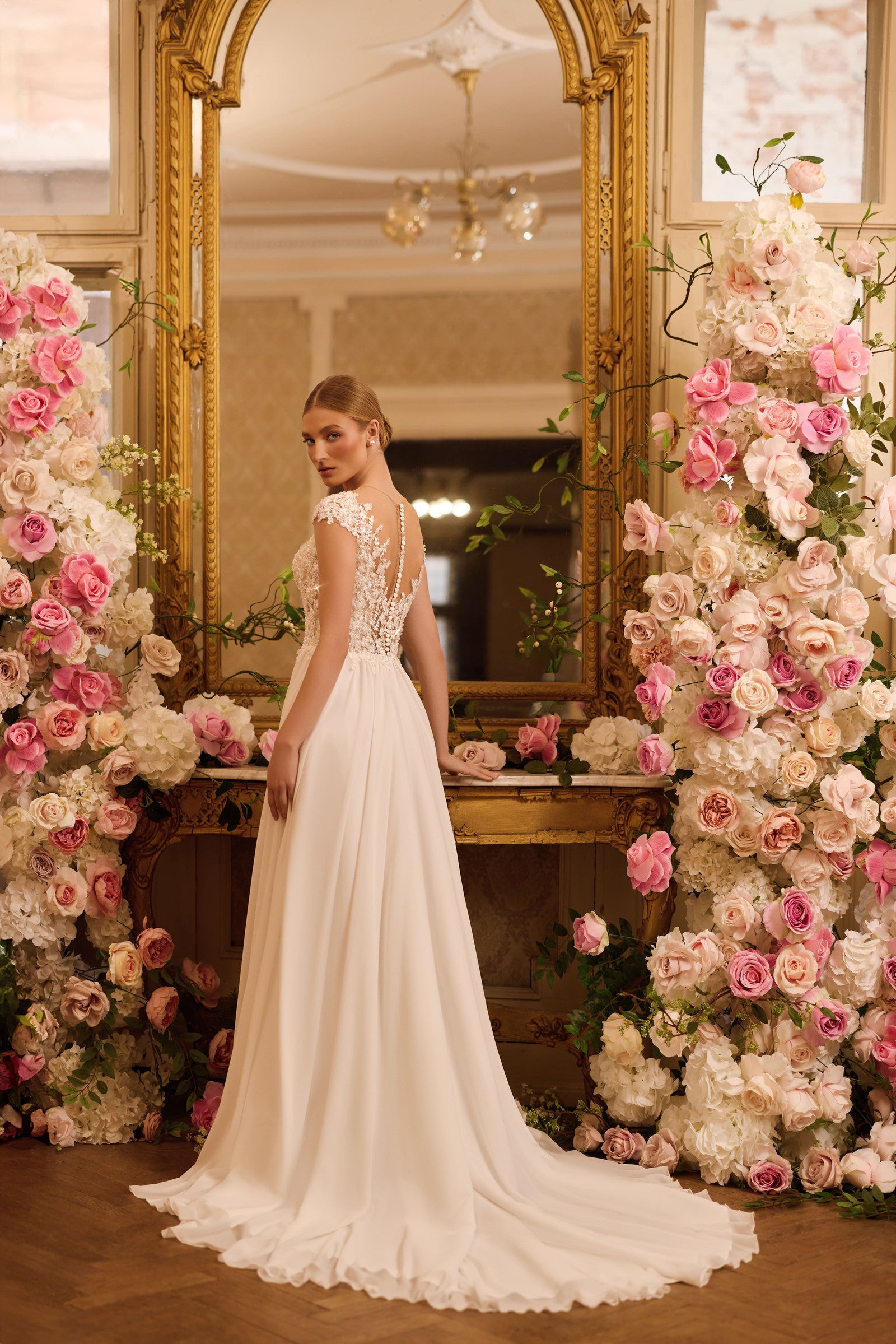 Brautkleid Lady Di Bride 1638 – Bestickte Spitze und fließender Chiffonrock mit Schlitz