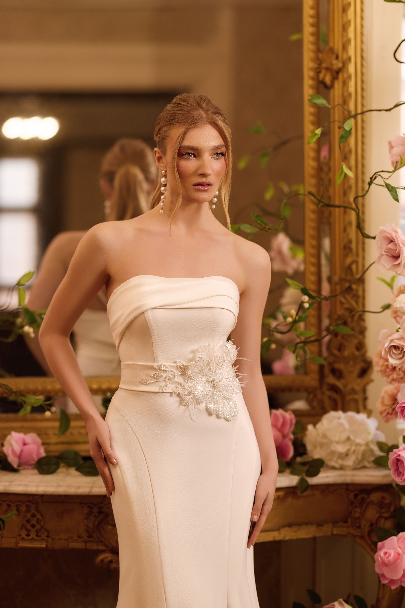 Robe de mariée Lady Di Bride 1640 – Bustier drapé et silhouette fourreau ceinture amovible