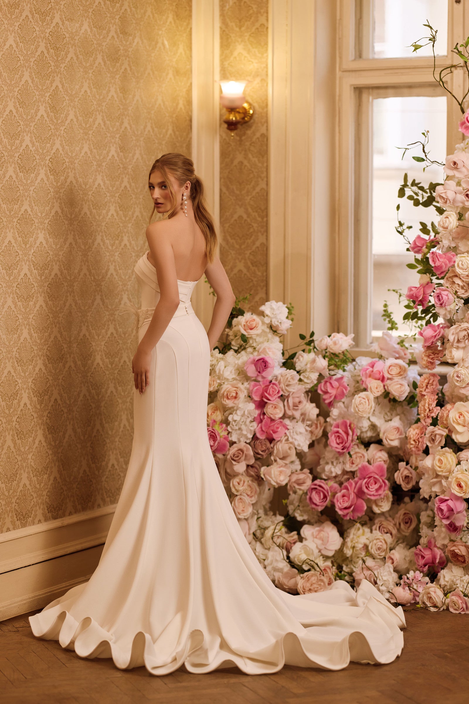 Robe de mariée Lady Di Bride 1640 – Bustier drapé et silhouette fourreau ceinture amovible