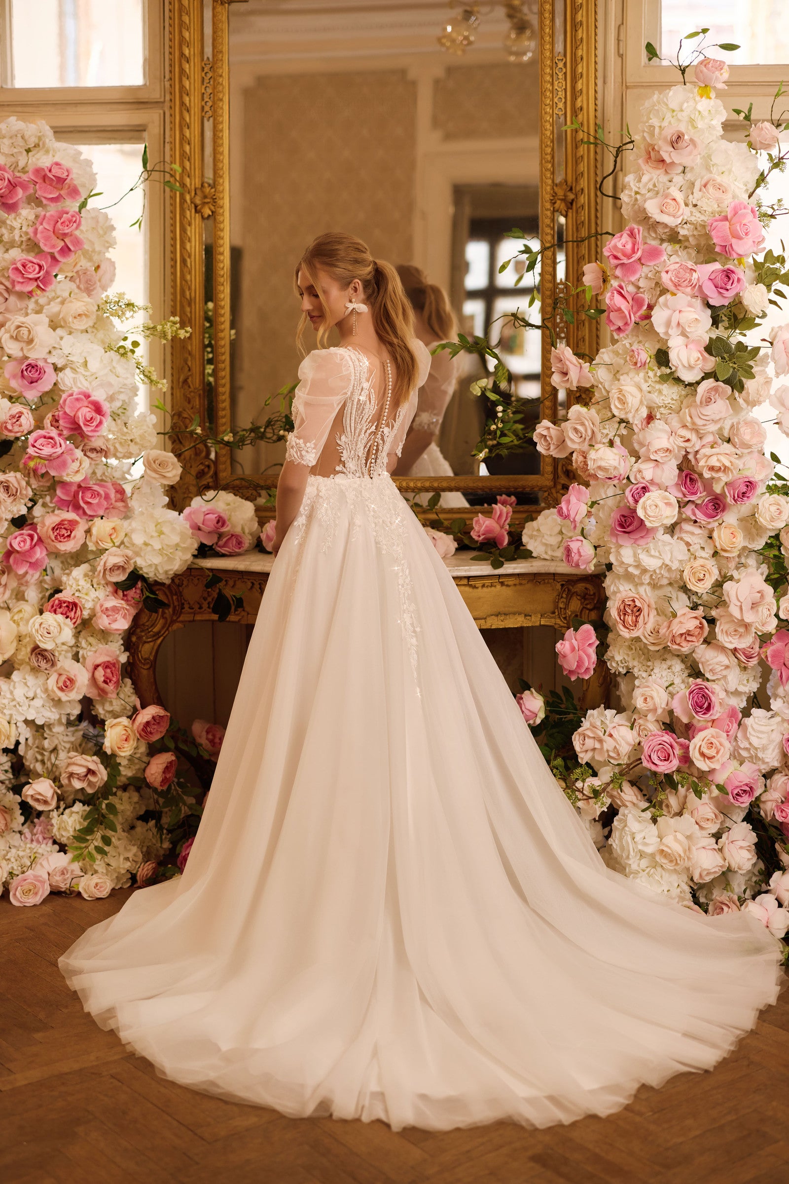 Robe de mariée Lady Di Bride 1641 – Dentelle florale, tulle fluide, manches ballons 3/4