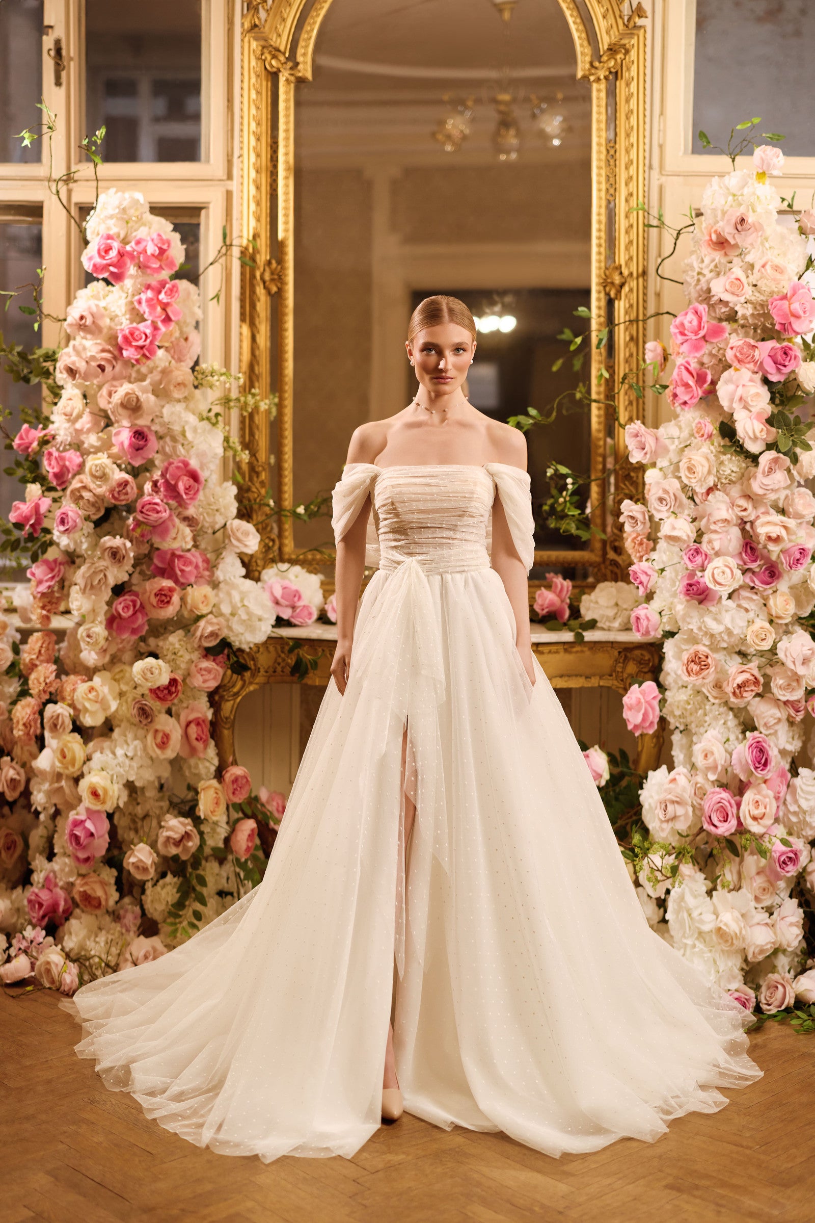 Robe de mariée A-line Lady Di Bride 1644 – Bohème fluide en plumetis avec fente volant