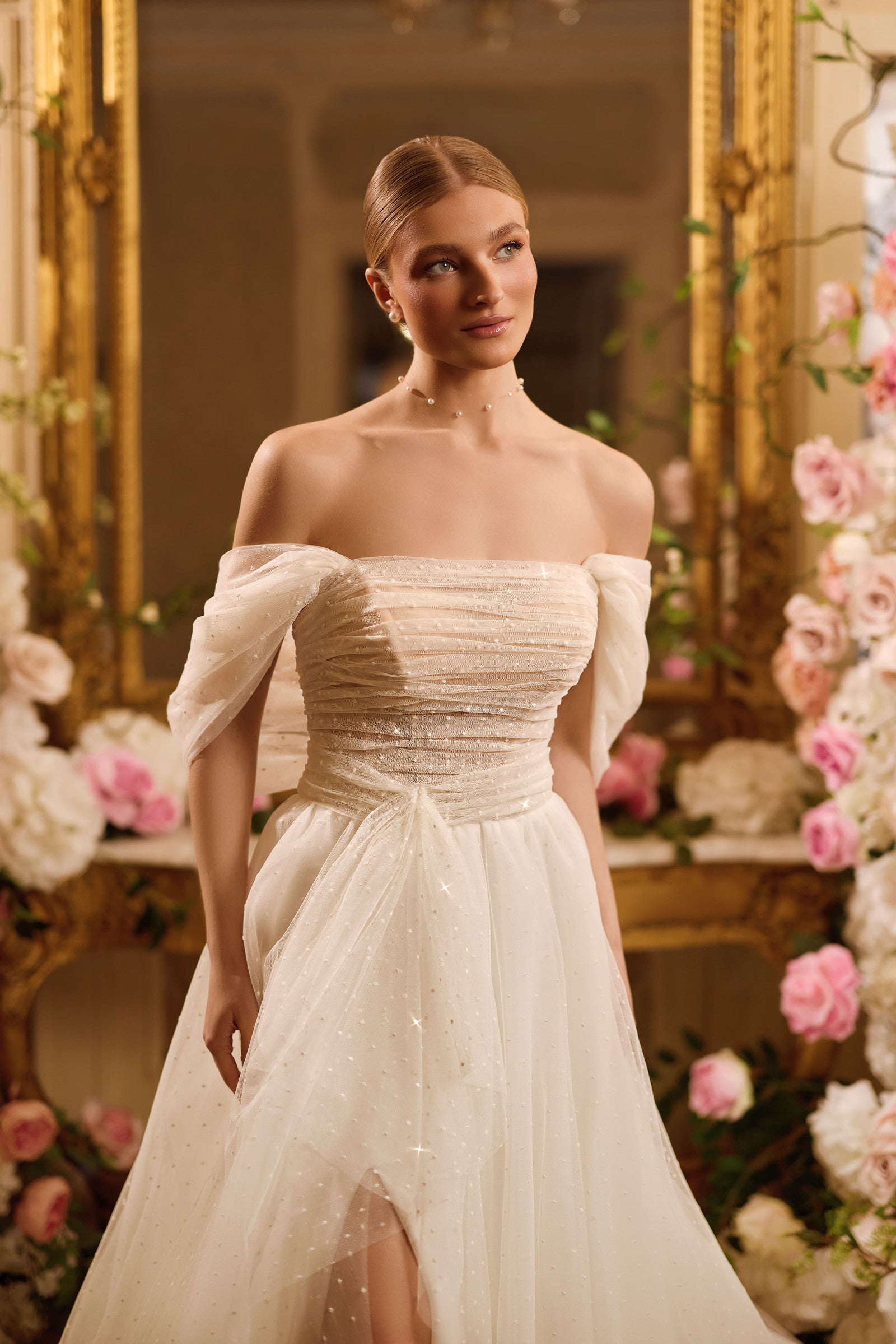 Robe de mariée A-line Lady Di Bride 1644 – Bohème fluide en plumetis avec fente volant