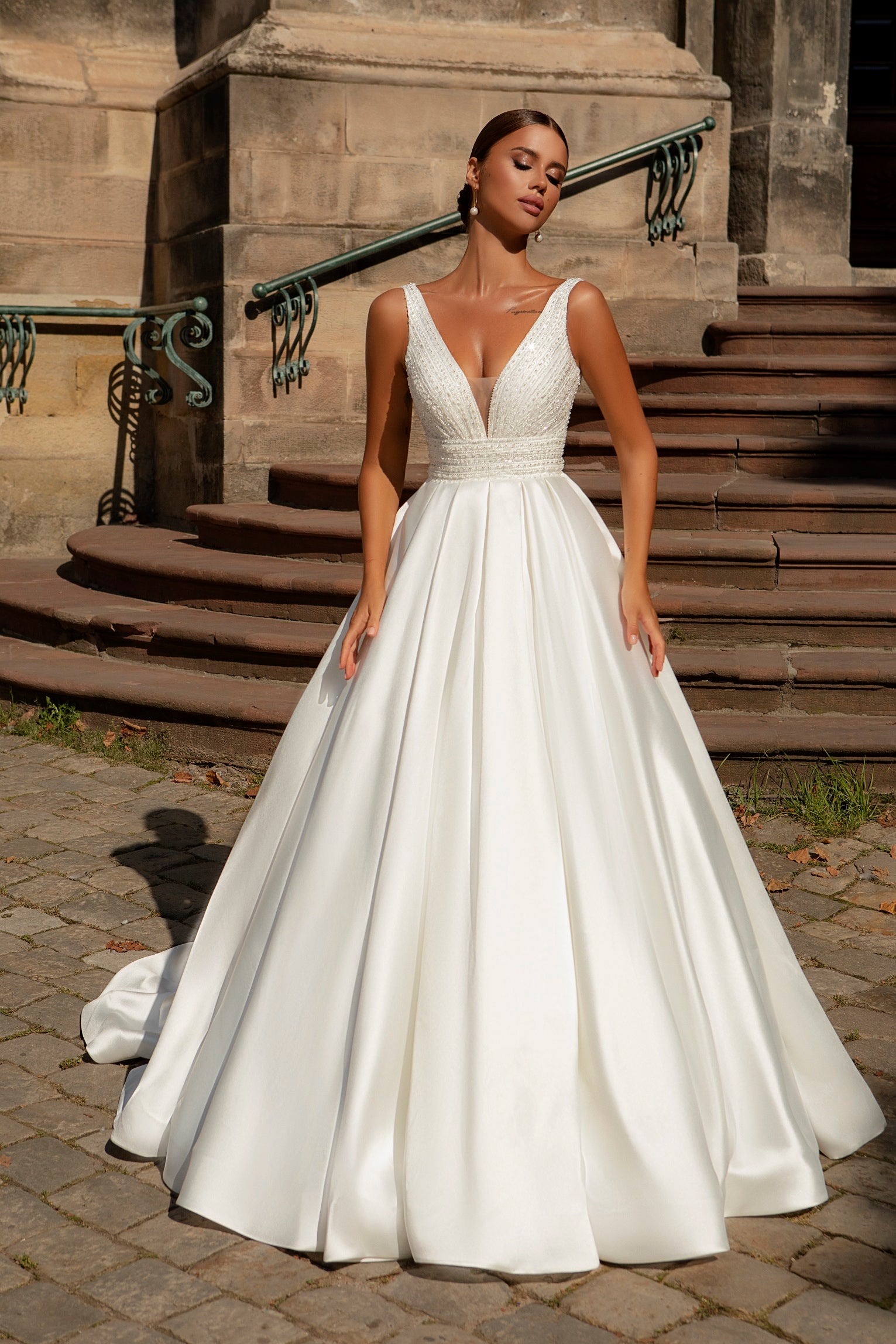 Robe de mariée Lady Di Bride 903 – Robe princesse en soie Mikado, décolleté en V et dentelle ornée de perles.