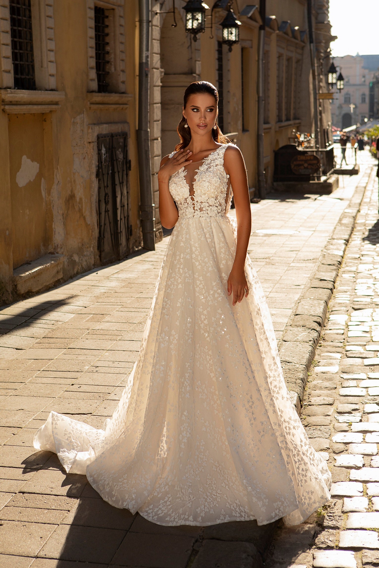Robe de mariée Lady Di Bride 907 – A-line en dentelle florale décolleté en V dos ouvert.