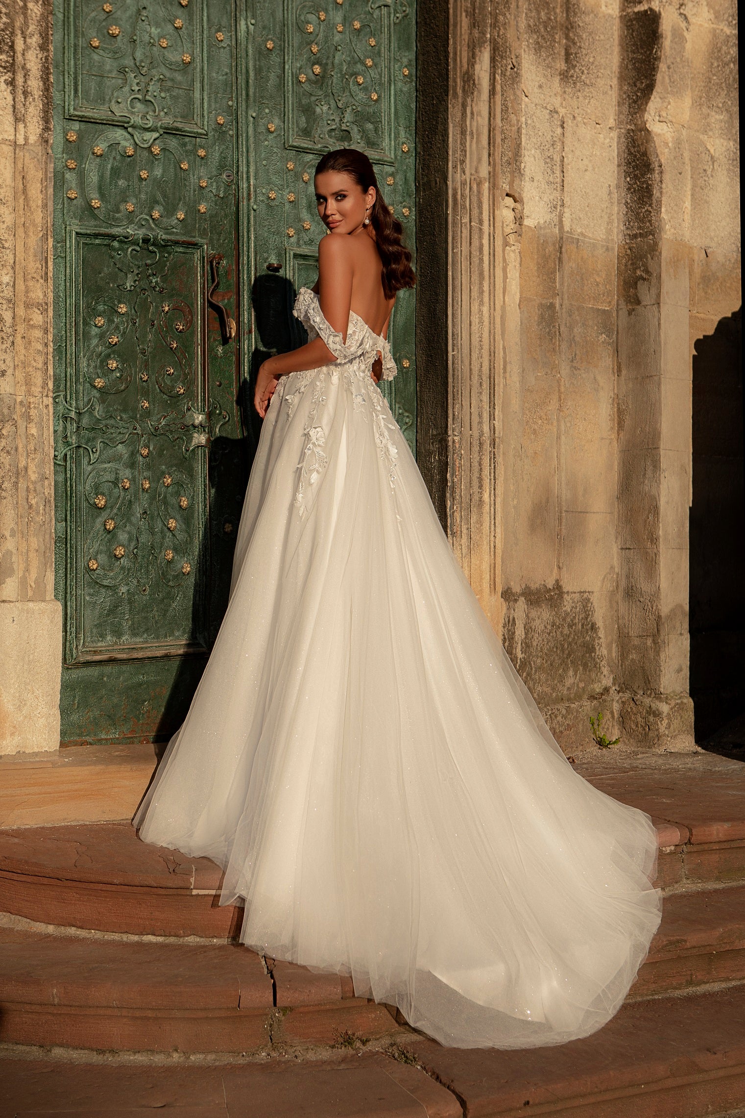 Robe de mariée Lady Di Bride 909 – Robe bustier à bretelles tombantes, fendue, en tulle et dentelle.