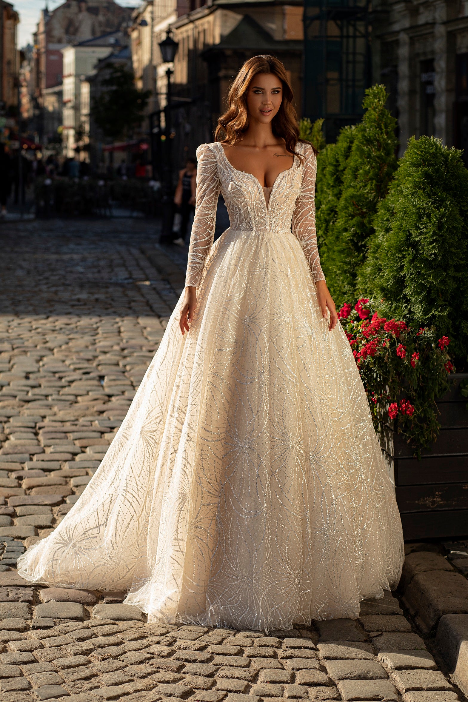 Robe de mariée Lady Di Bride 912 – Coupe princesse scintillante, manches longues et décolleté glamour