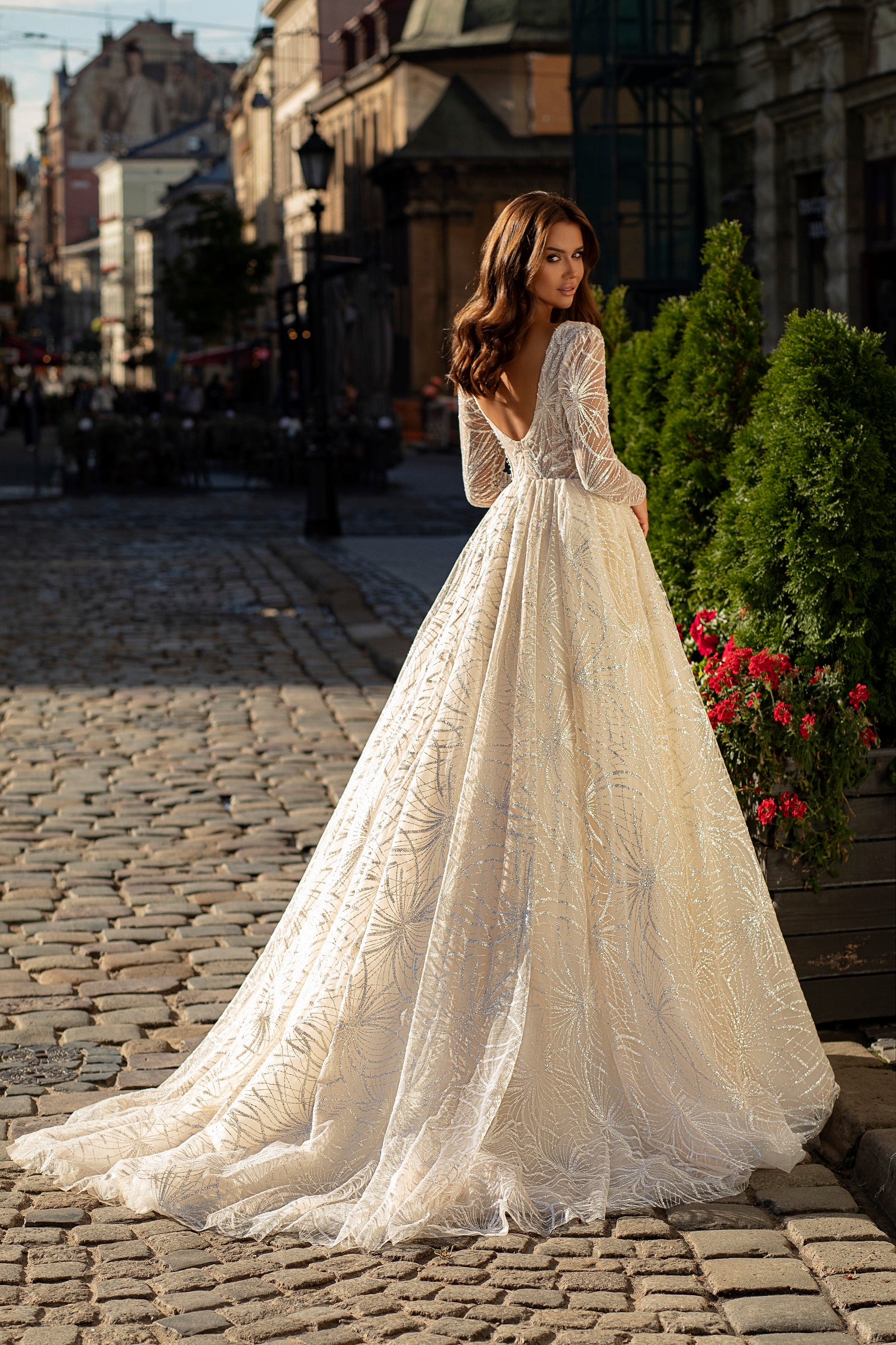 Robe de mariée Lady Di Bride 912 – Coupe princesse scintillante, manches longues et décolleté glamour