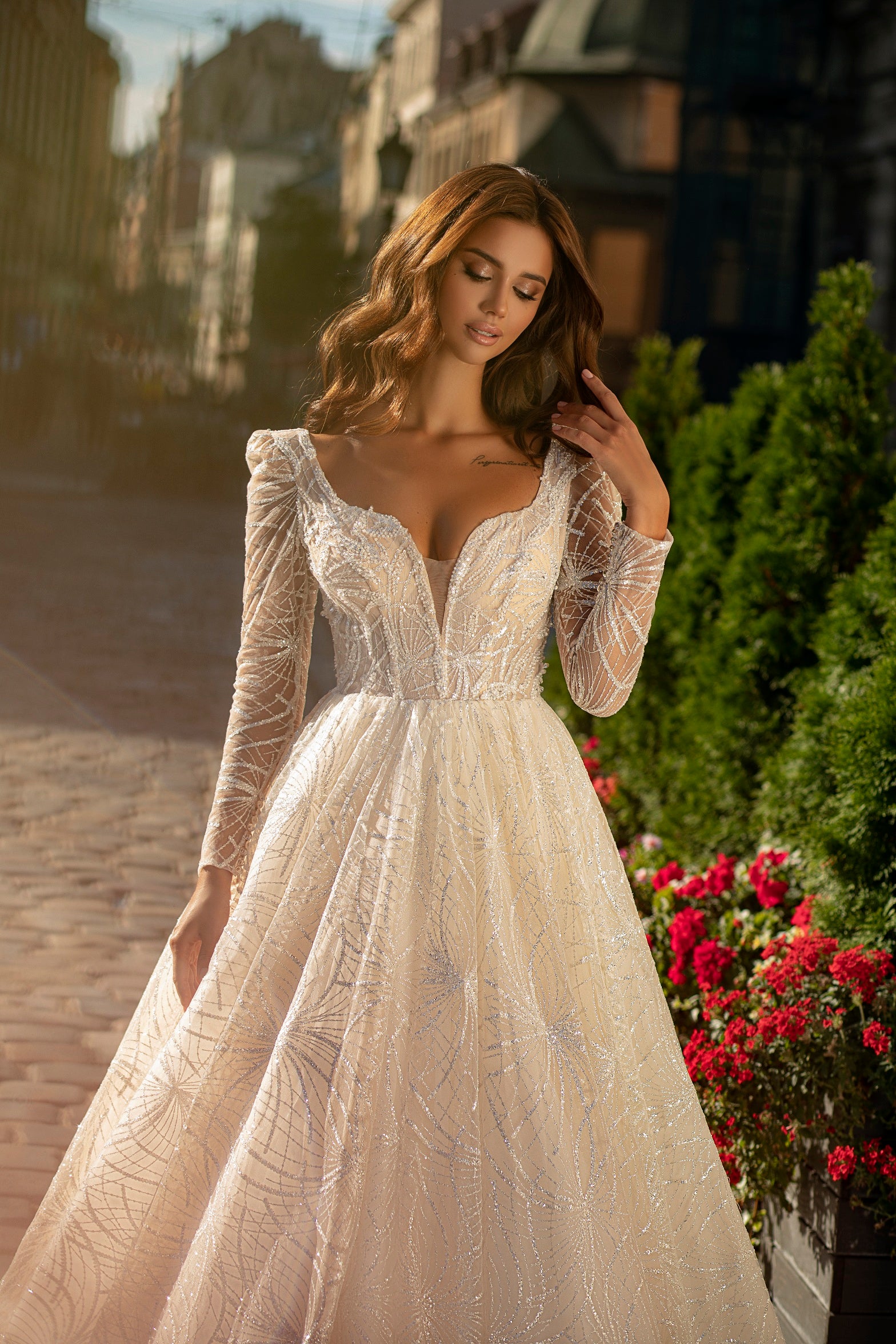 Robe de mariée Lady Di Bride 912 – Coupe princesse scintillante, manches longues et décolleté glamour
