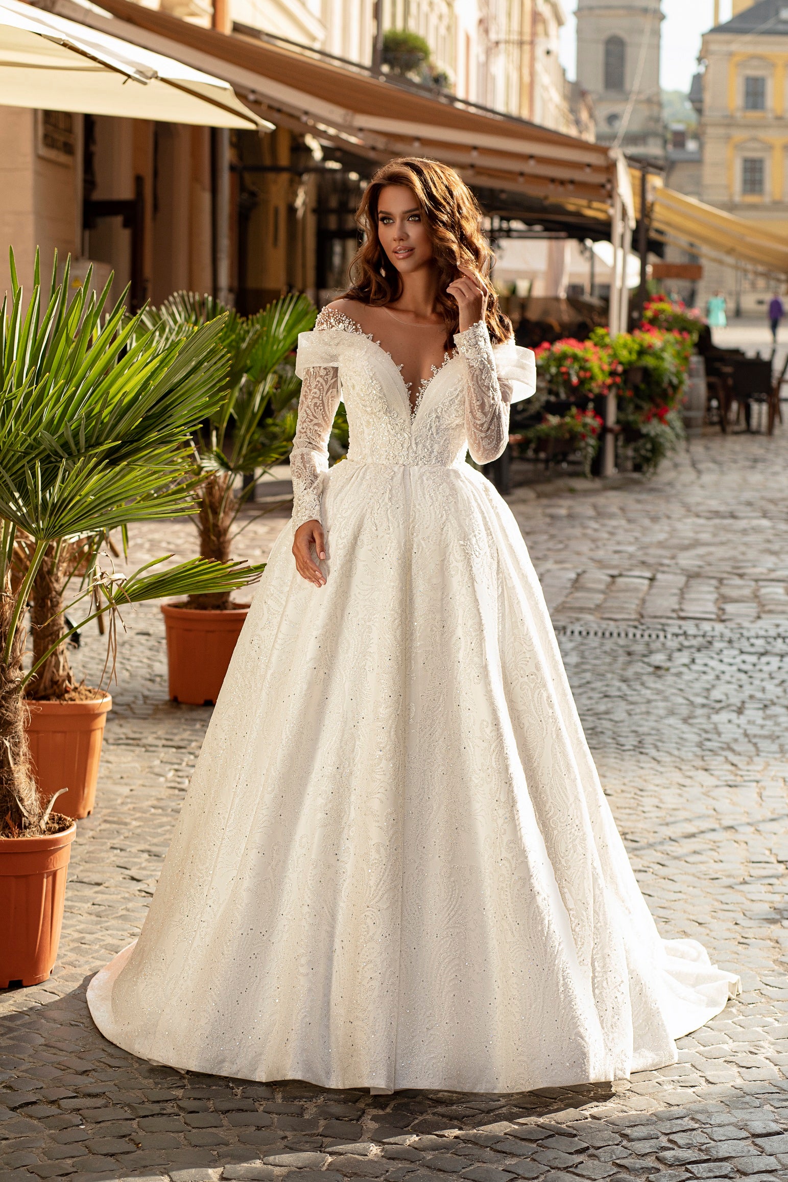 Robe de mariée princesse scintillante Lady Di Bride 926 – Épaules dénudées et manches longues élégantes