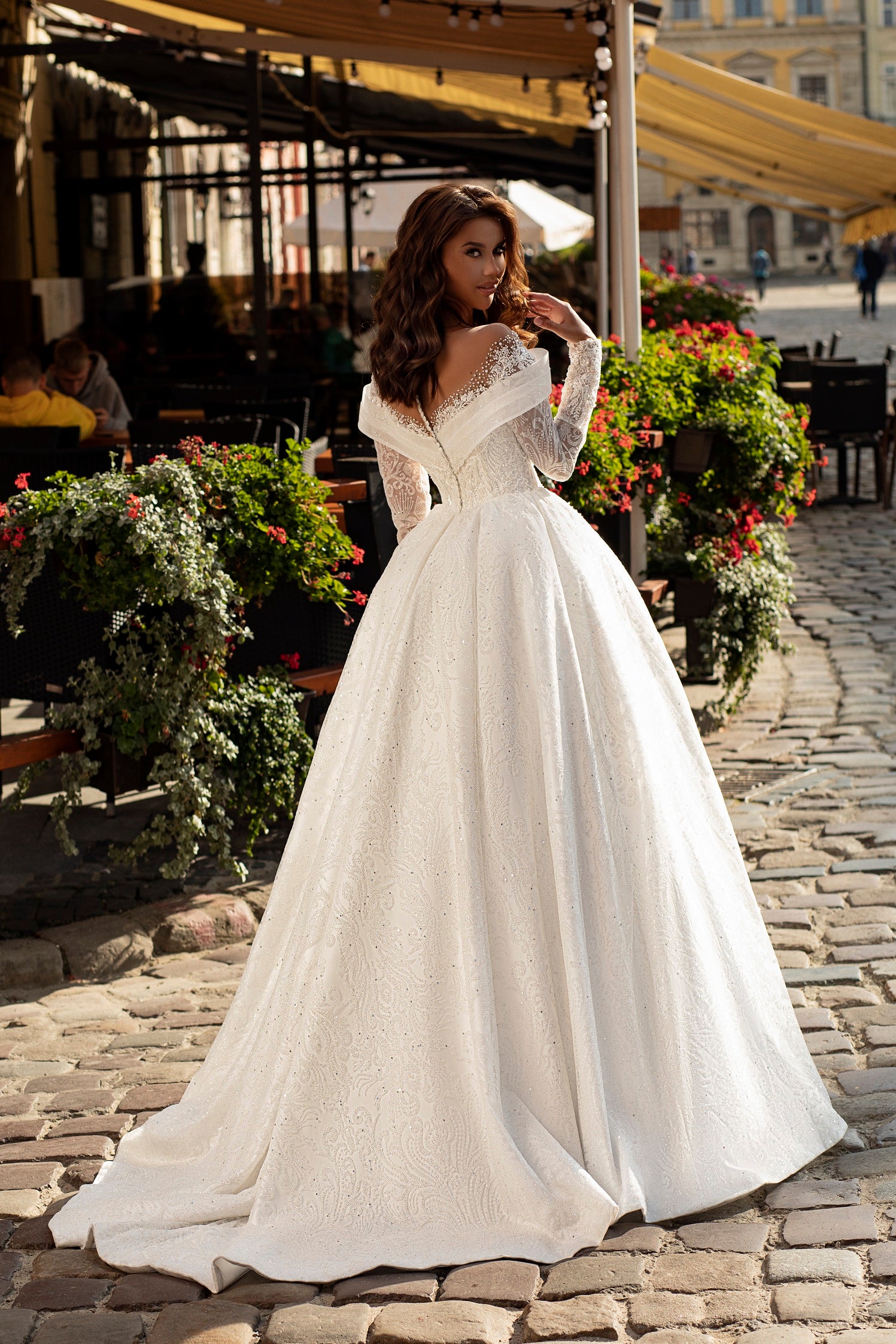 Robe de mariée princesse scintillante Lady Di Bride 926 – Épaules dénudées et manches longues élégantes