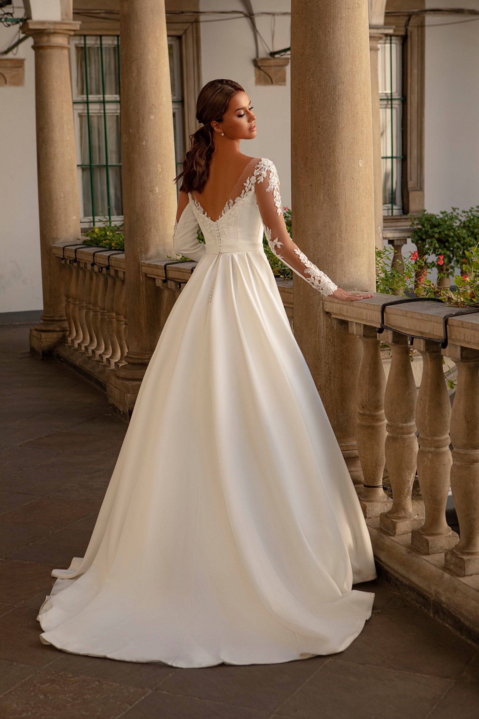 Robe de mariée satin princesse manches longues en dentelle brodée – Modèle 931