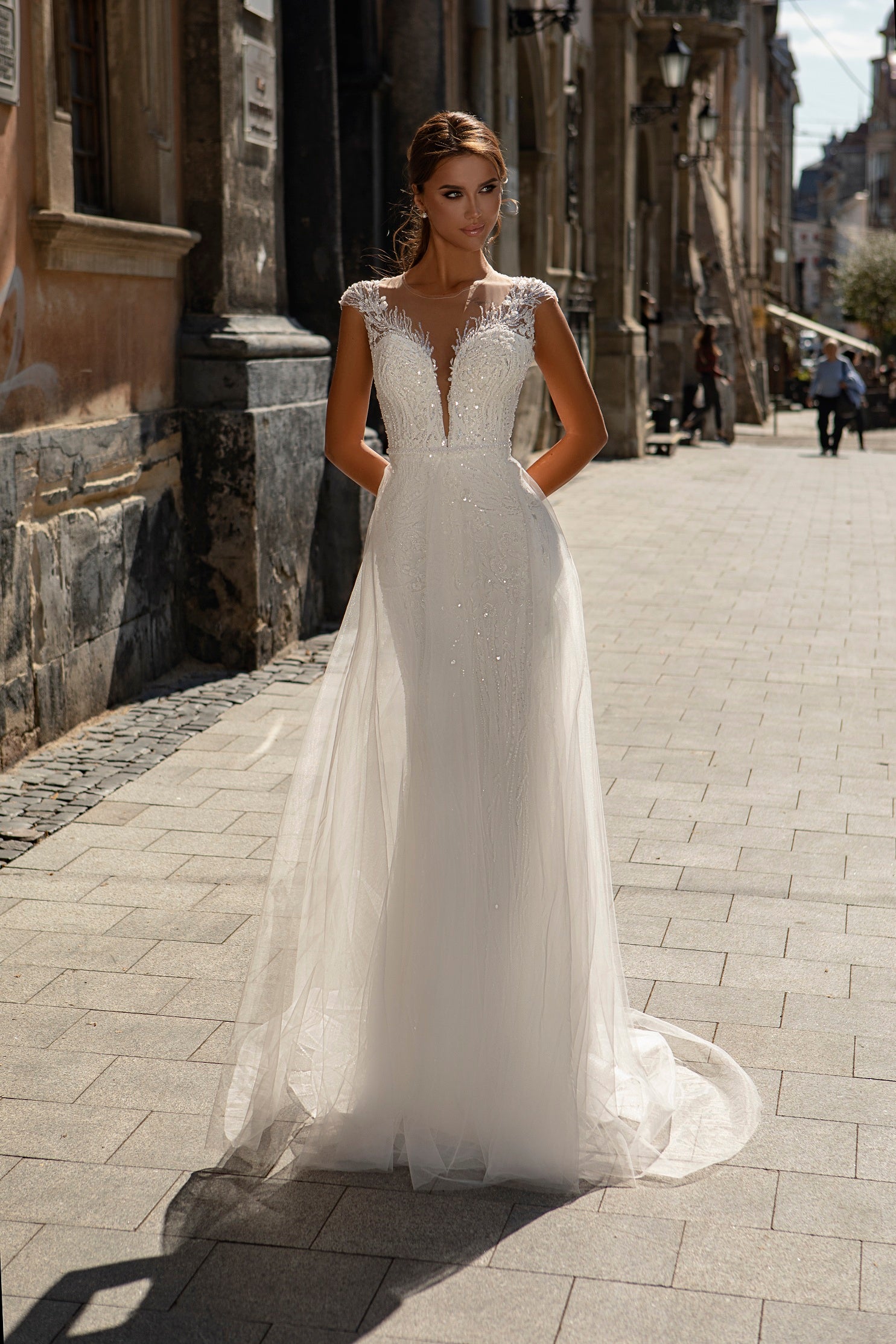 Robe de mariée sirène fourreau avec surjupe légère et décolleté profond – Modèle 932