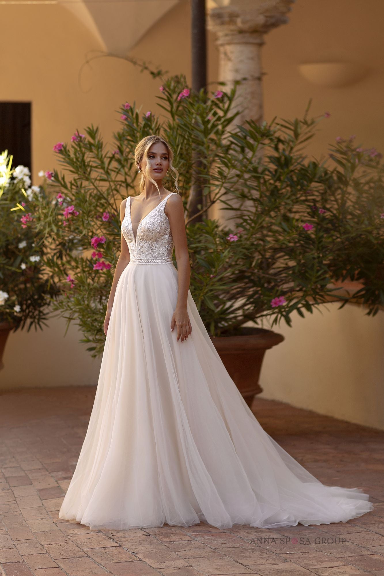 Robe de mariée La Petra Adhara – Ligne A en dentelle florale avec décolleté profond et dos dégagé
