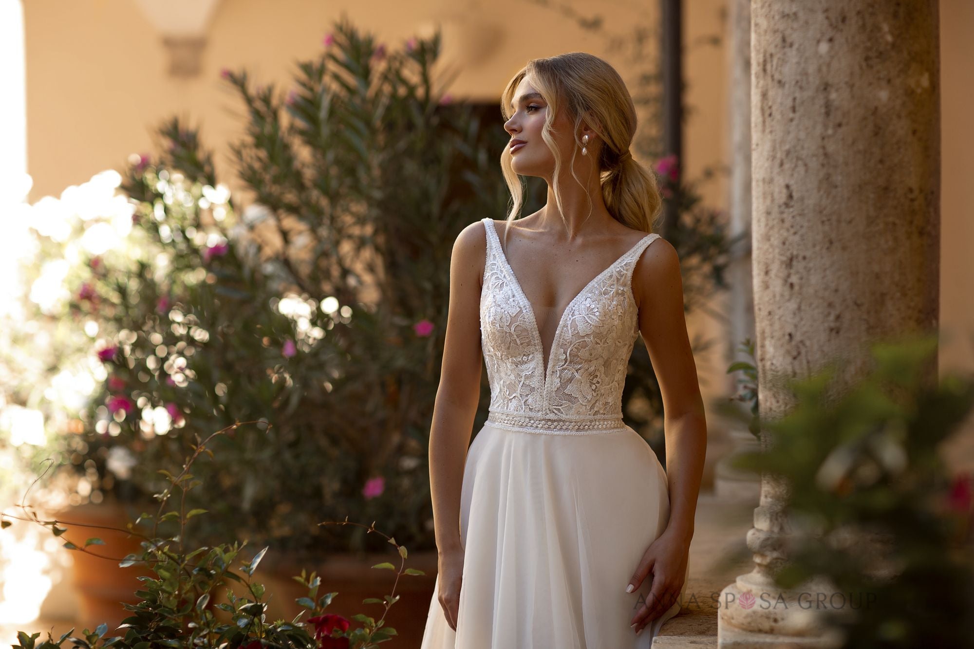 Robe de mariée La Petra Adhara – Ligne A en dentelle florale avec décolleté profond et dos dégagé