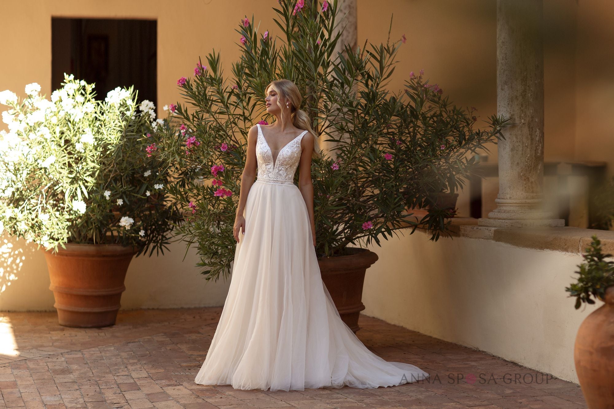 Robe de mariée La Petra Adhara – Ligne A en dentelle florale avec décolleté profond et dos dégagé
