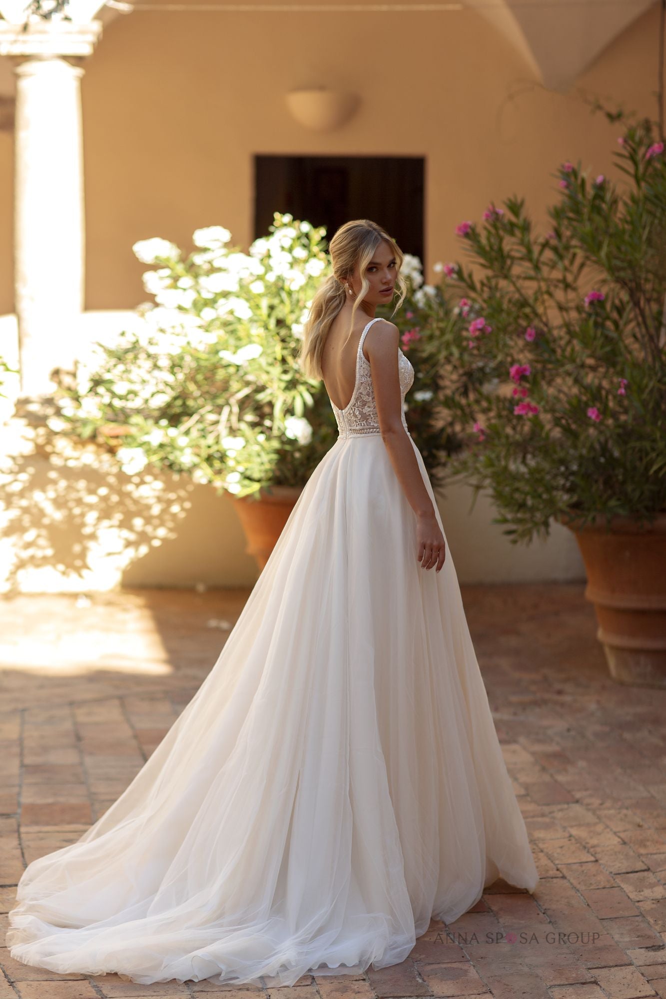 Robe de mariée La Petra Adhara – Ligne A en dentelle florale avec décolleté profond et dos dégagé