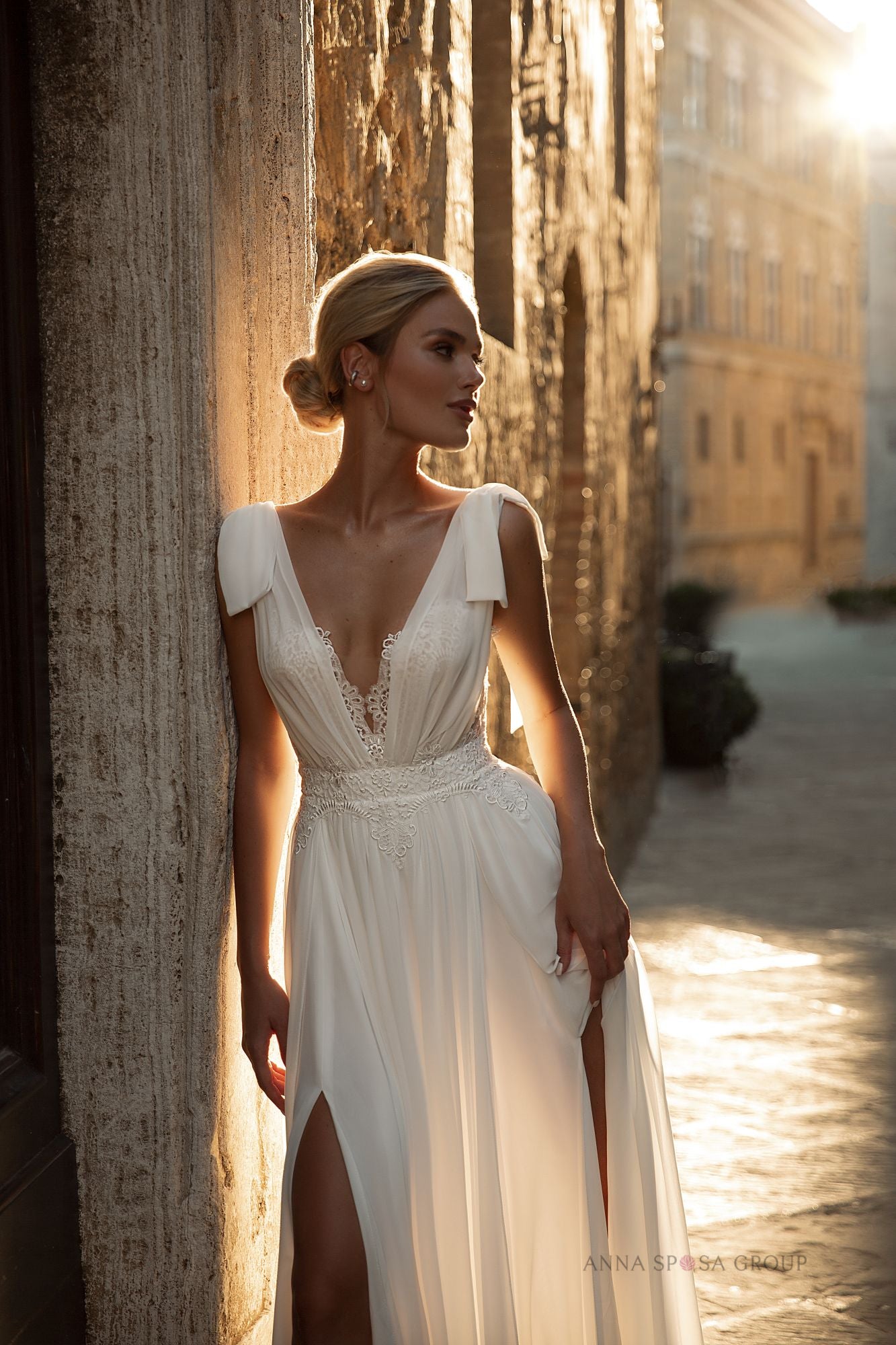 Robe de mariée La Petra Adonis – Ligne A ivoire en mousseline et dentelle Chantilly avec dos nu et nœuds aux épaules