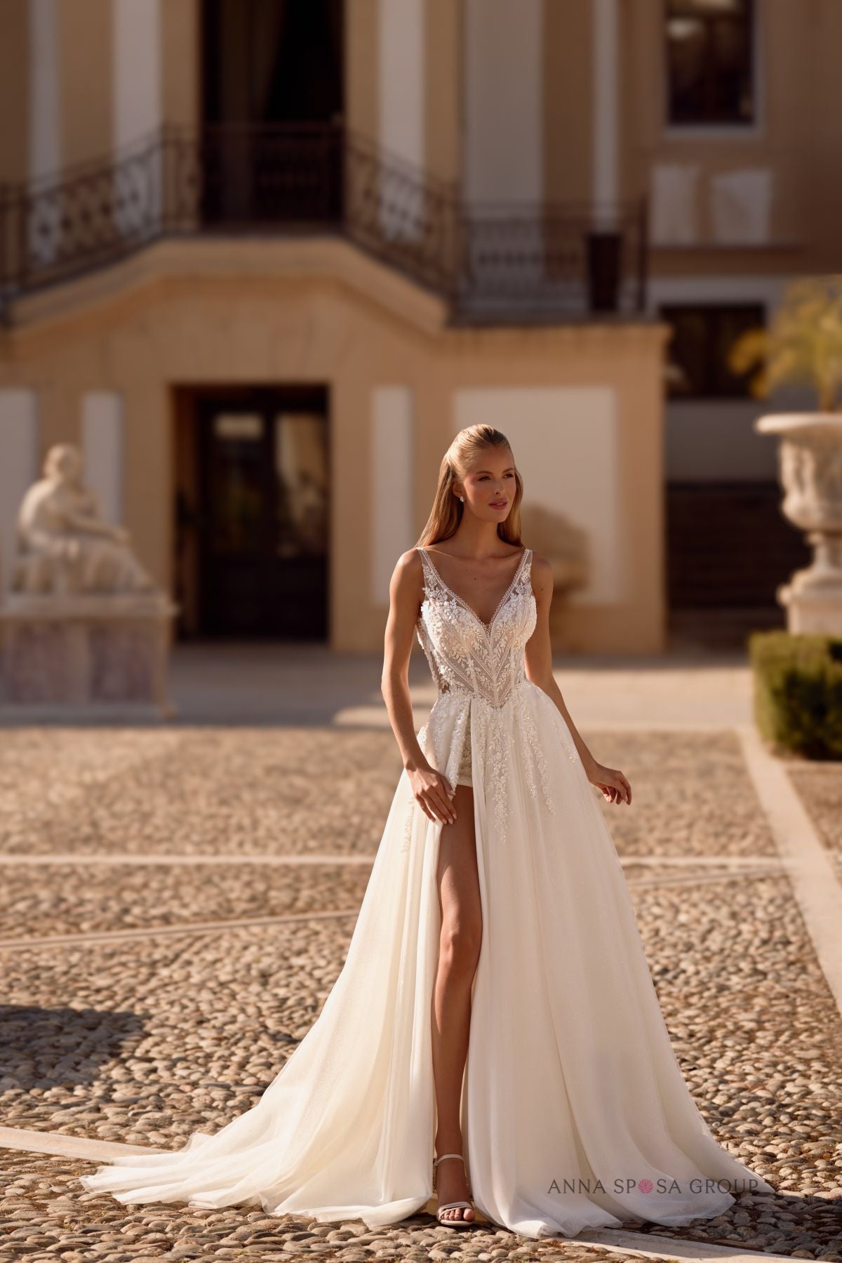 Robe de mariée Anna Sposa Alfreda – A-line ivoire scintillante avec fente haute et bretelles