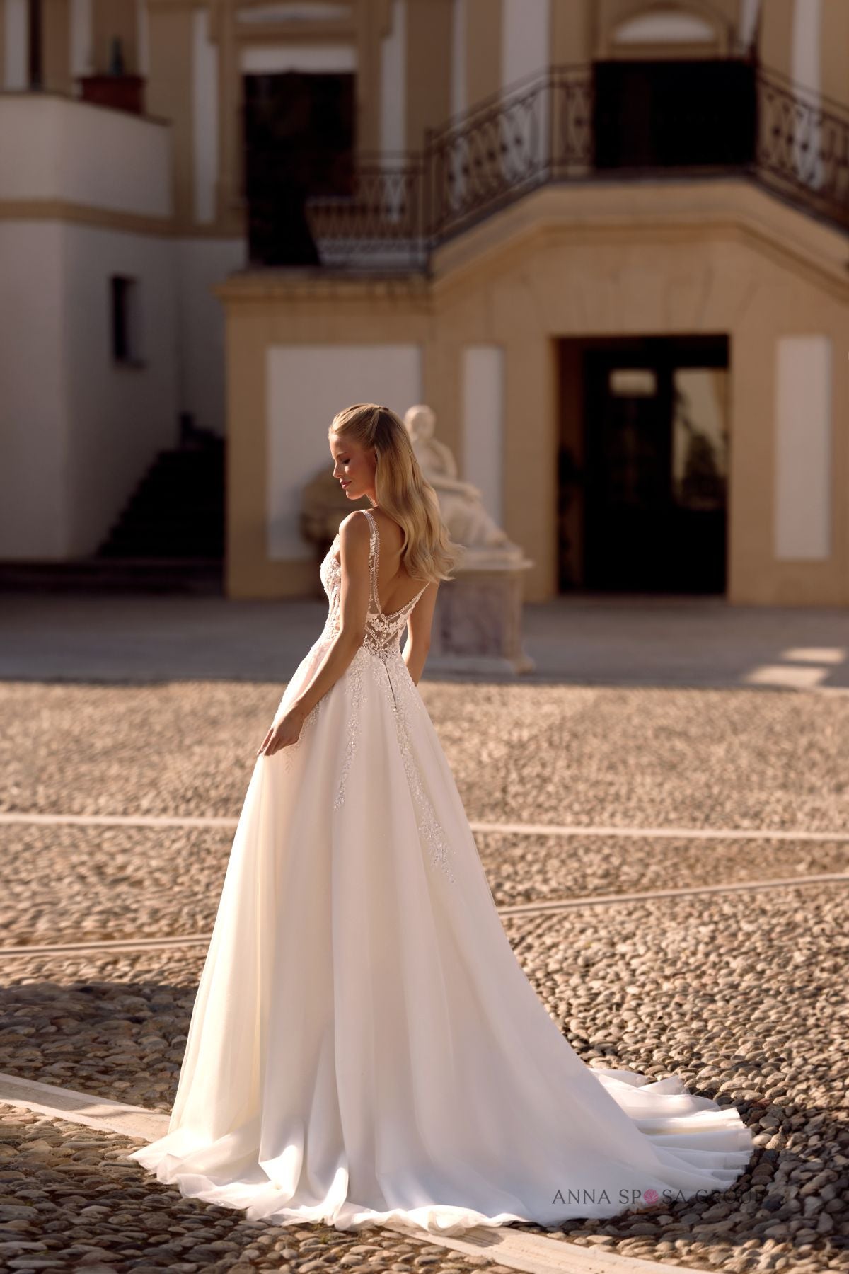 Robe de mariée Anna Sposa Alfreda – A-line ivoire scintillante avec fente haute et bretelles